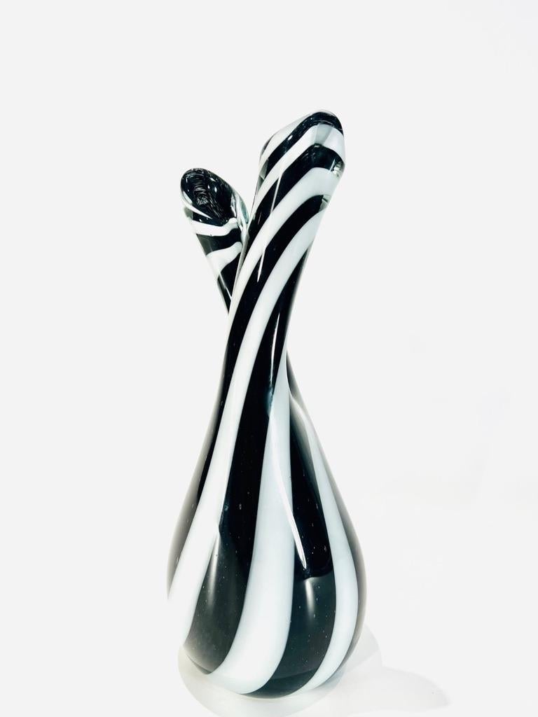 italien A.I.C. Vase en verre de Murano noir et blanc circa 1990 en vente