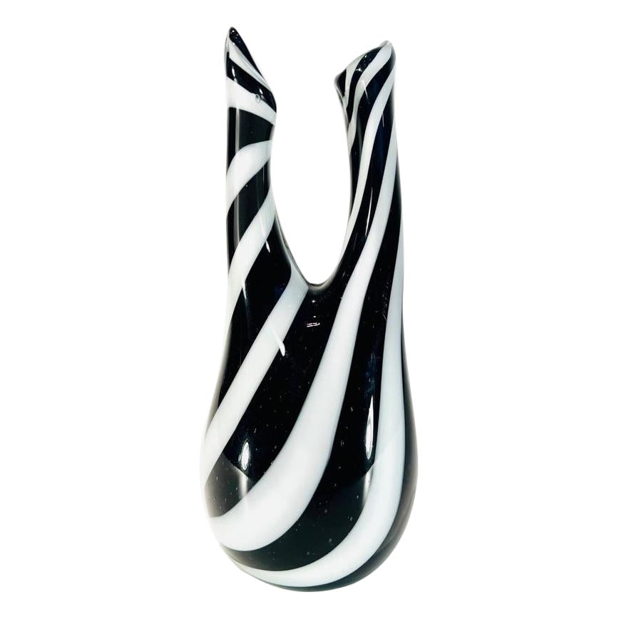 A.I.C. Vase en verre de Murano noir et blanc circa 1990