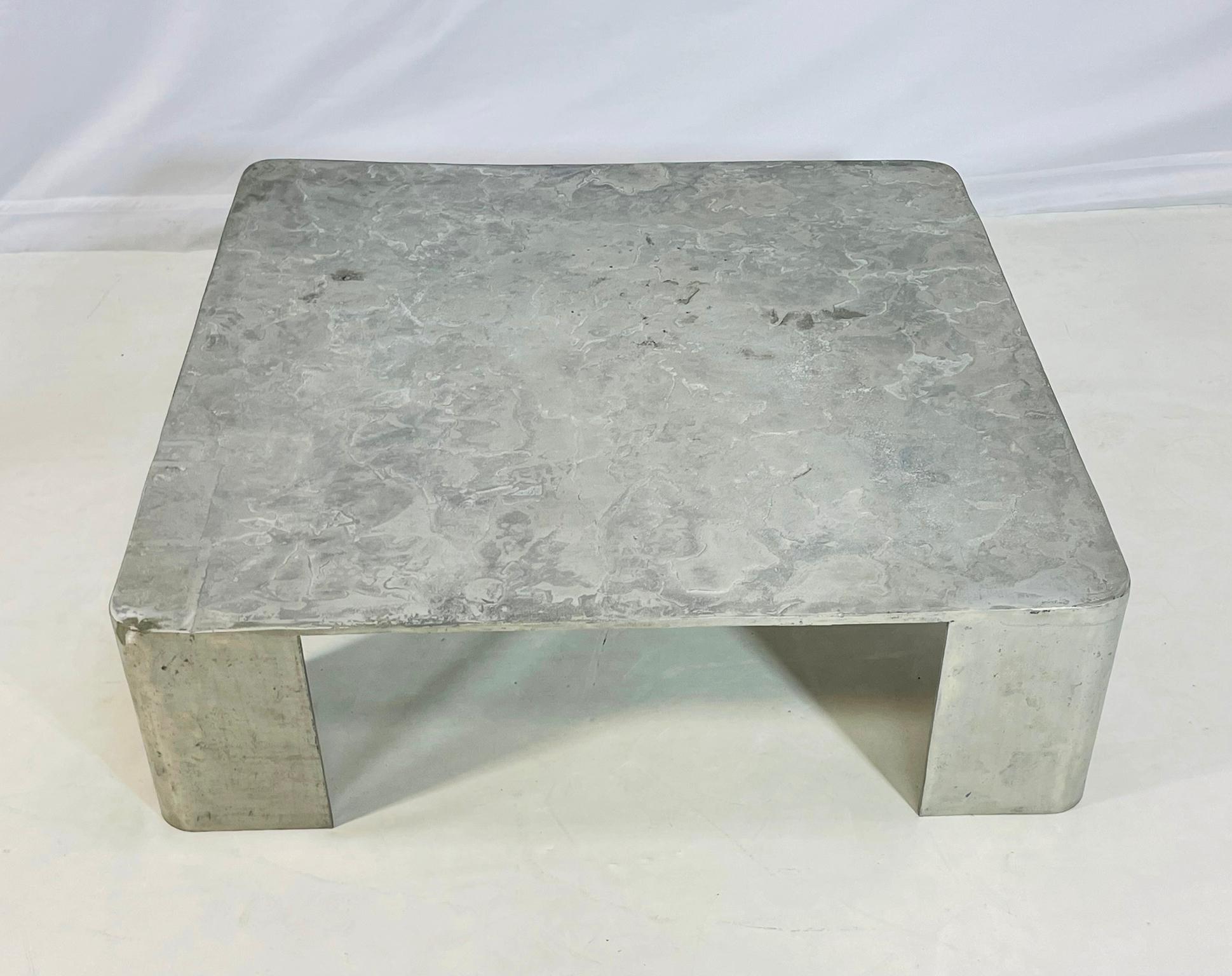 Belle table basse en fonte d'aluminium conçue et fabriquée au Mexique par Ohla Studio en 2024 et faisant partie de la Collection Paulín.


Dimensions : 42 pouces de largeur x 42 pouces de profondeur x 12 pouces de hauteur.