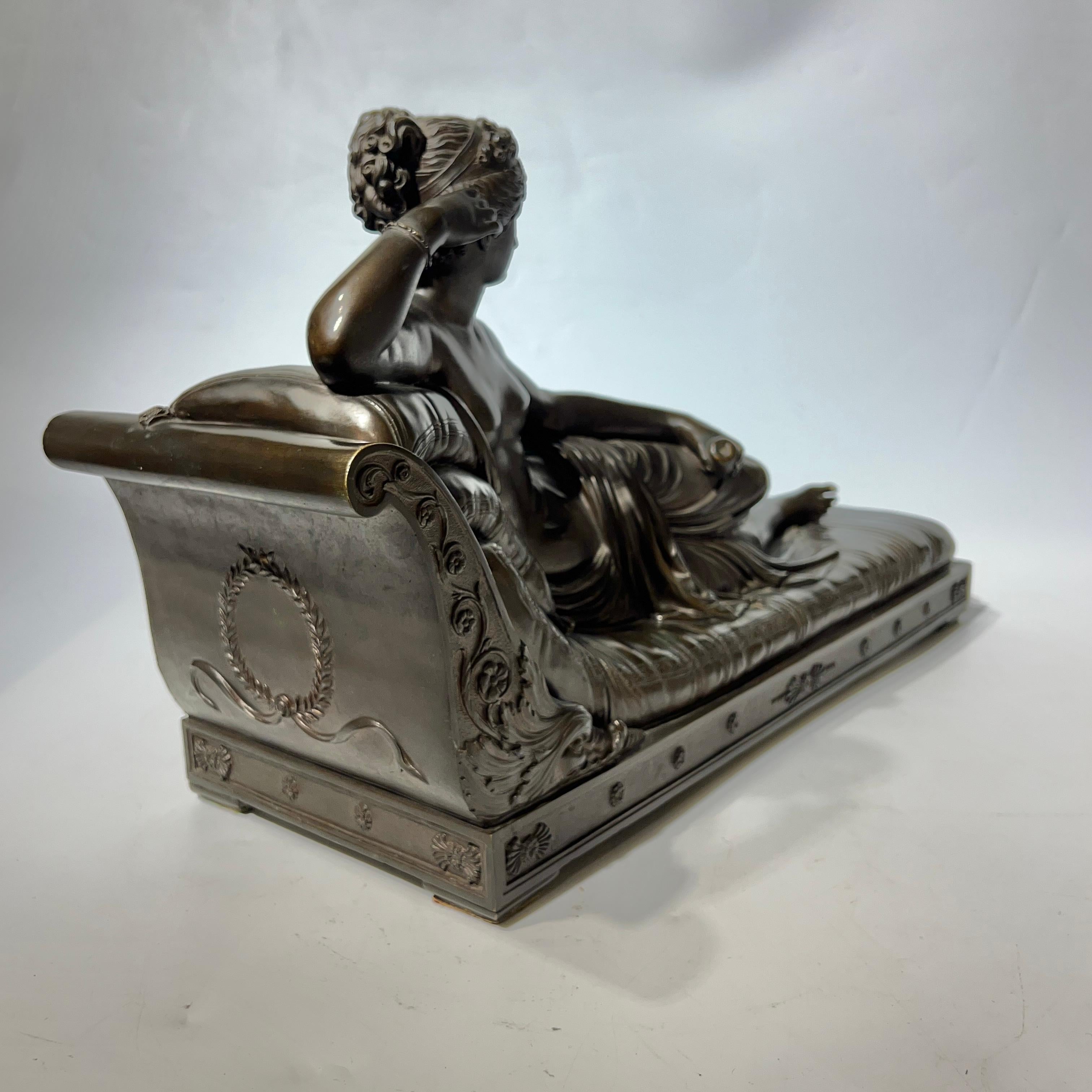 Sculpture en bronze patiné, finement modelée et coulée, représentant Pauline Bonaparte en Vénus Victrix, d'après le modèle original du maître italien Antonio Canova.  22 3/4 par 10 par 6 pouces.  31 lbs.  En très bon état.
