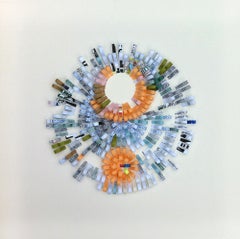 Shredded #43-  Blau-orangefarbene abstrakte Kreis-Collage mit geschreddertem Papier gerahmt