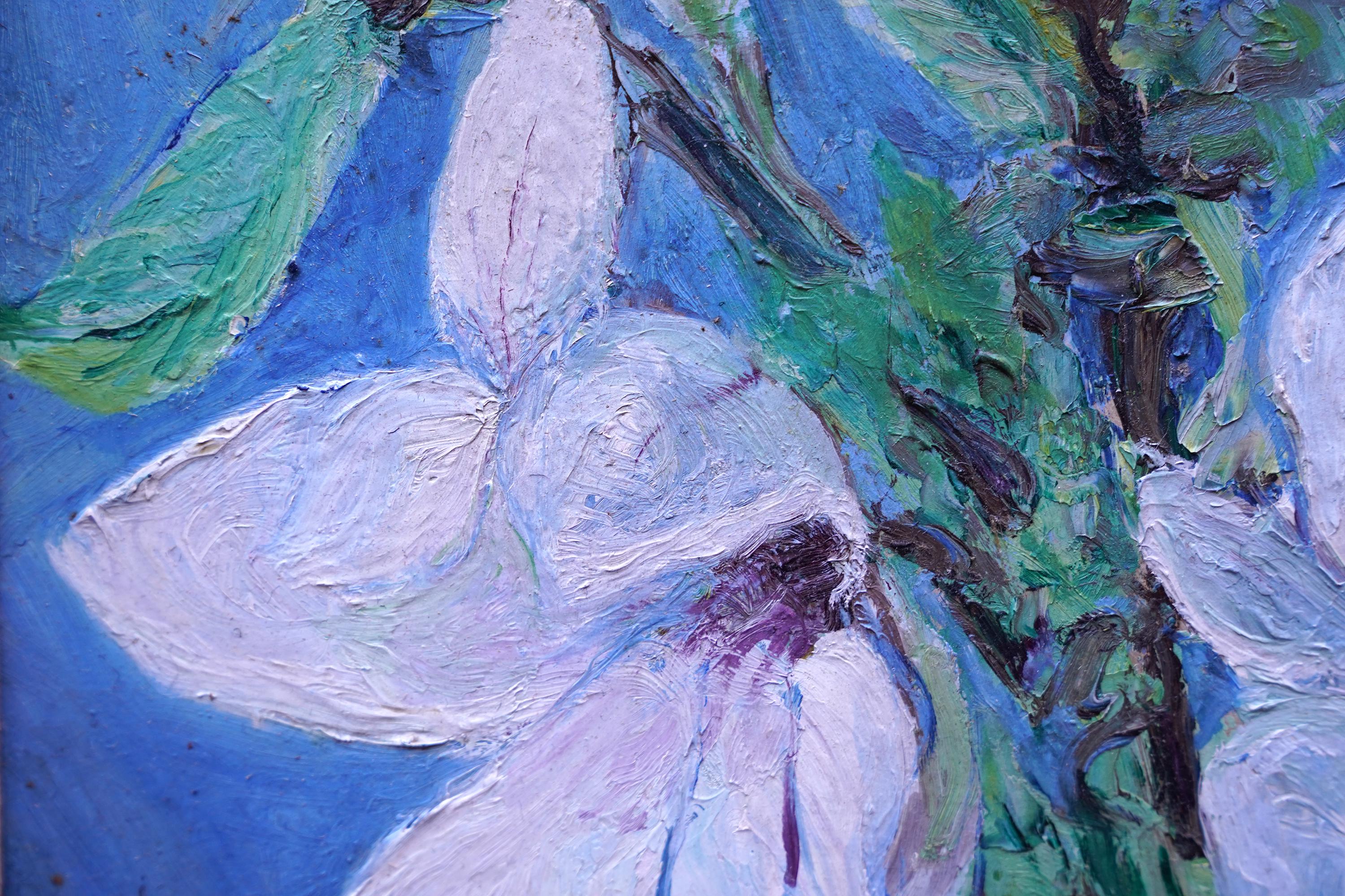 Magnolien auf Blau - Britische 70er Jahre Ausstellung florale Kunst Ölgemälde Blumen (Post-Impressionismus), Painting, von Pauline Glass