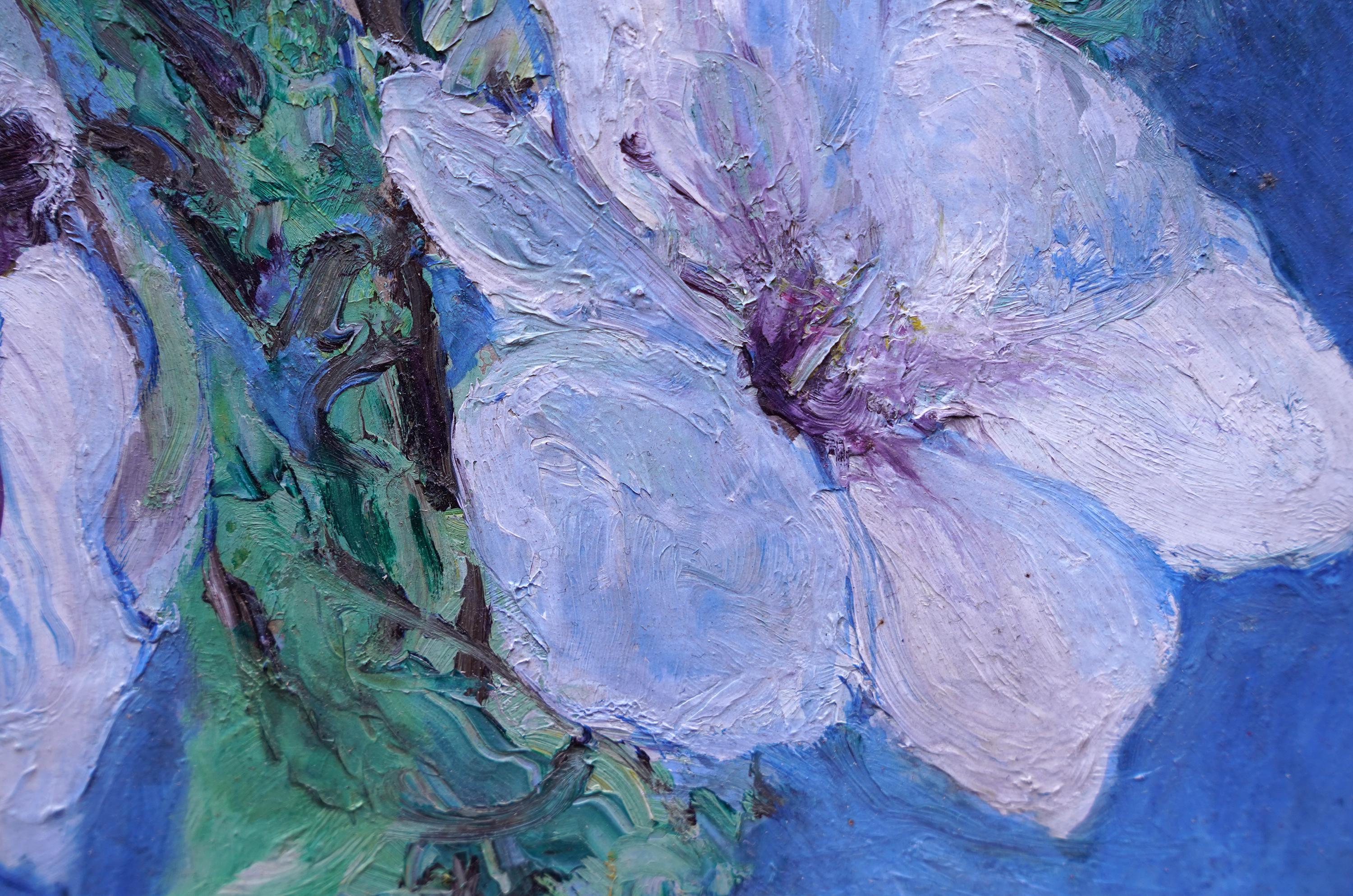 Magnolien auf Blau - Britische 70er Jahre Ausstellung florale Kunst Ölgemälde Blumen im Angebot 1