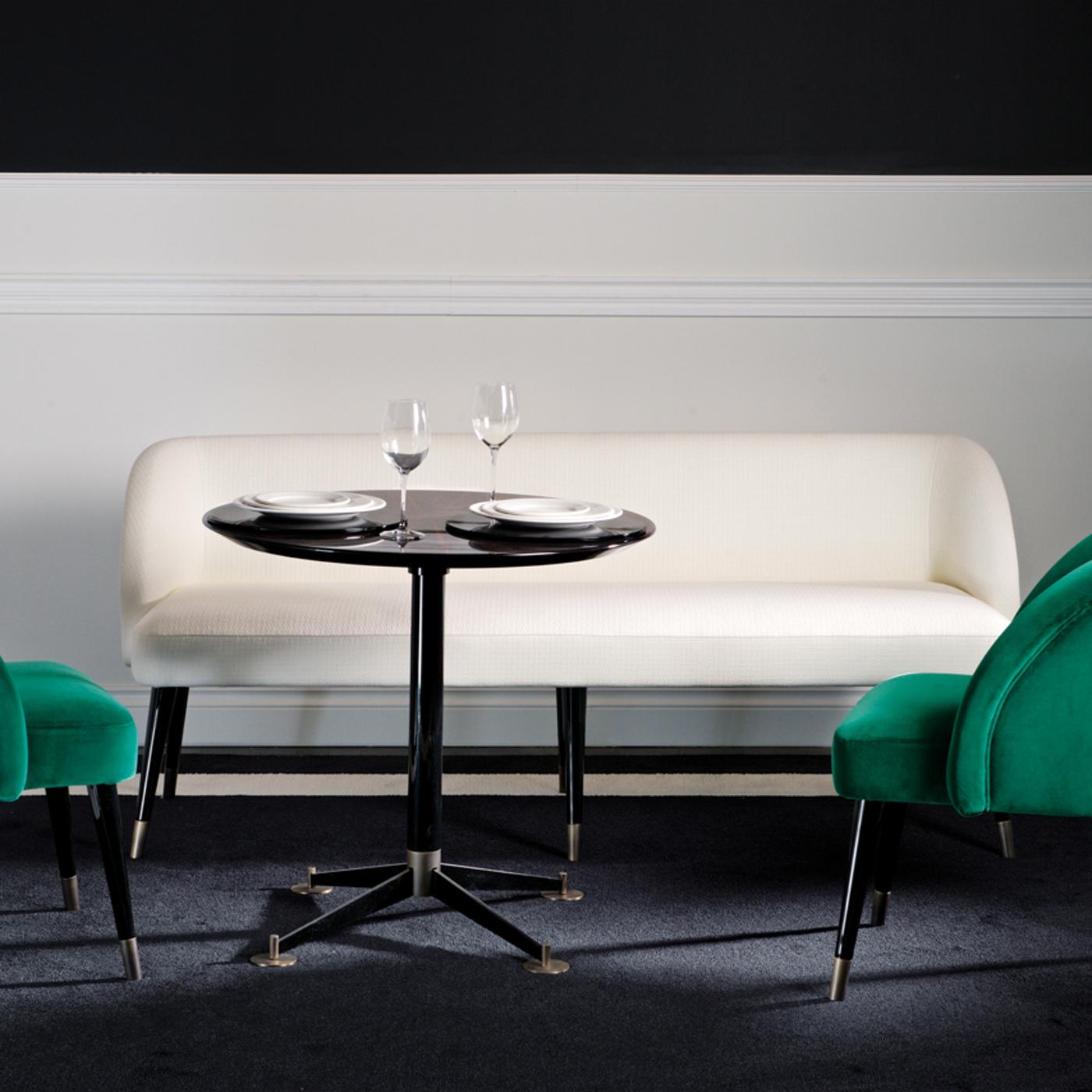 Complément élégant d'un ensemble de salon moderne, et pièce d'accent glamour dans une chambre à coucher ou une chambre d'amis, ce canapé raffiné est un triomphe d'élégance contemporaine. L'inspiration caractéristique du milieu du siècle est révélée