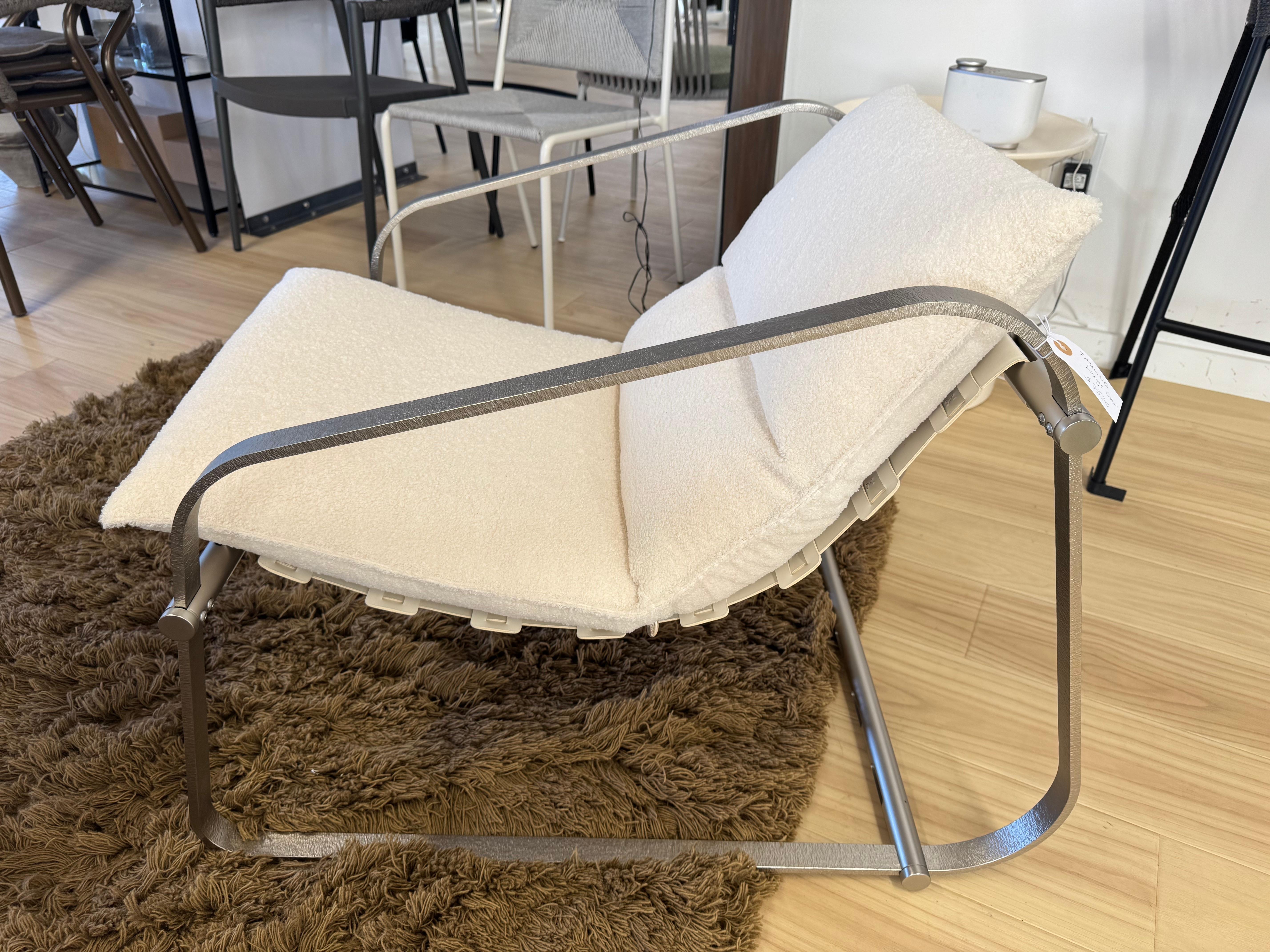 Pauline ist ein Sessel, der sich durch ein Design auszeichnet, das den Geschmack der Kunden trifft, die ein modernes Stück suchen, das an den Stil der siebziger Jahre erinnert. Der Rahmen besteht aus zwei trapezförmigen Metallteilen, die mit