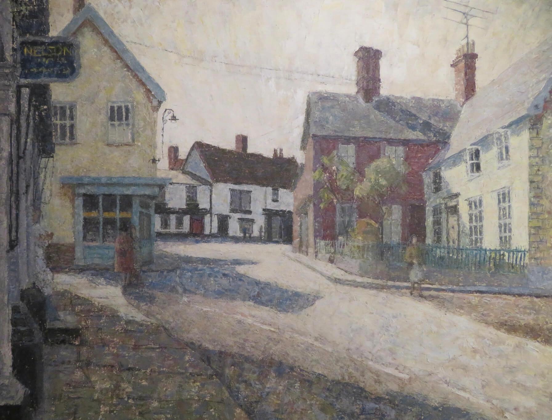 Peinture à l'huile du milieu du siècle d'une grande scène de rue d'un village anglais, Eye Suffolk - Painting de Pauline Plummer