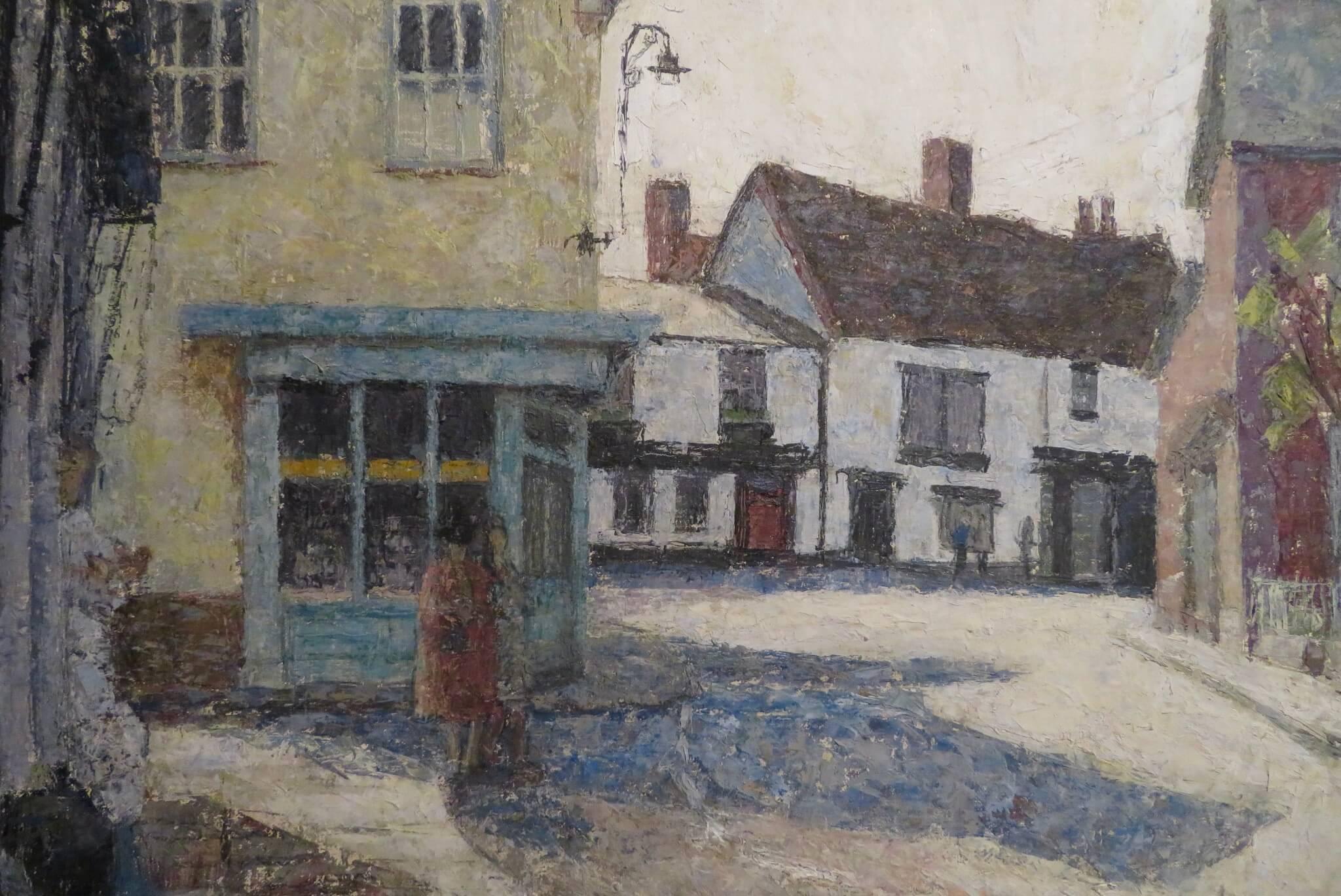 Peinture à l'huile du milieu du siècle d'une grande scène de rue d'un village anglais, Eye Suffolk - Gris Landscape Painting par Pauline Plummer