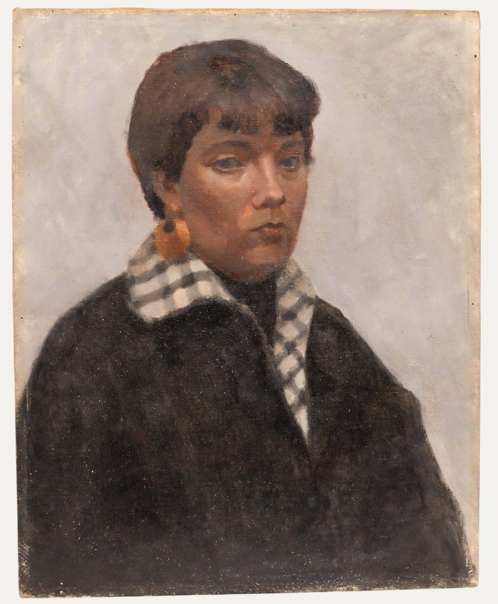 Ce portrait représente une femme aux cheveux bruns et courts, portant une veste au col écossais caractéristique et des boucles d'oreilles en forme de cerceau. La composition présente une vue de trois quarts du sujet sur un fond neutre, avec des tons