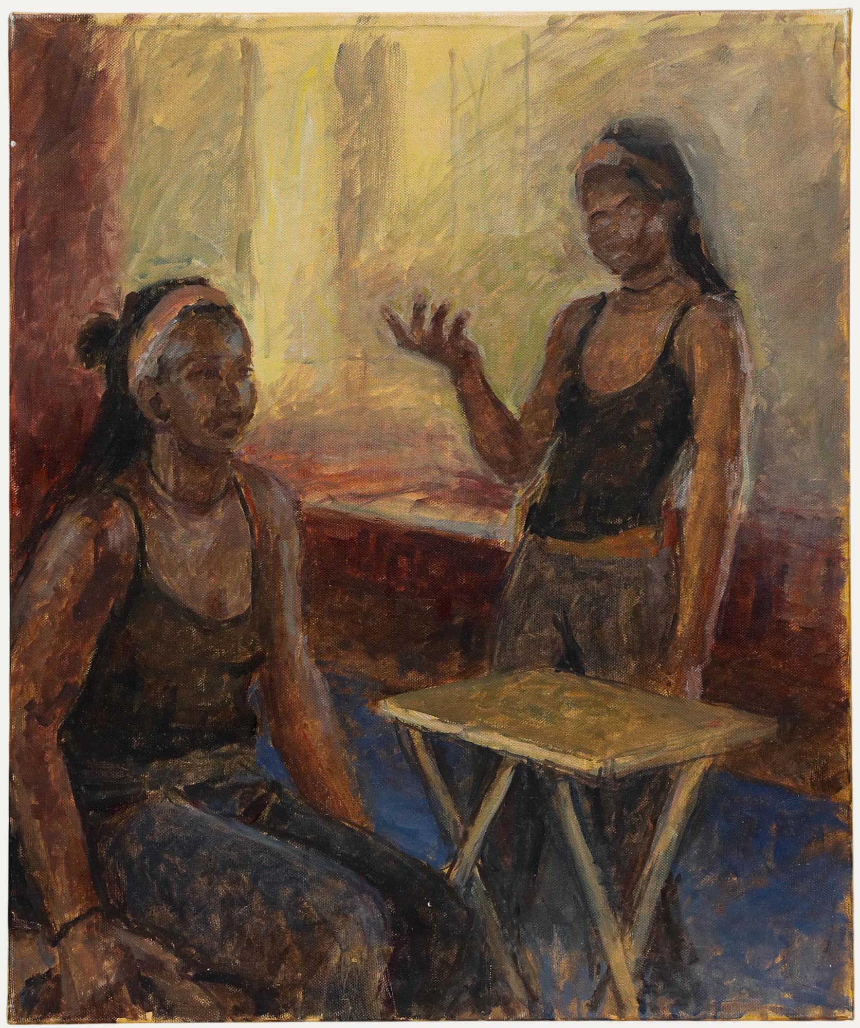 Questo dipinto figurativo intimo raffigura due donne in conversazione all'interno di uno spazio interno illuminato in modo caldo, una seduta e l'altra in piedi che dialogano animatamente. L'artista utilizza una tavolozza tenue di gialli dorati, toni