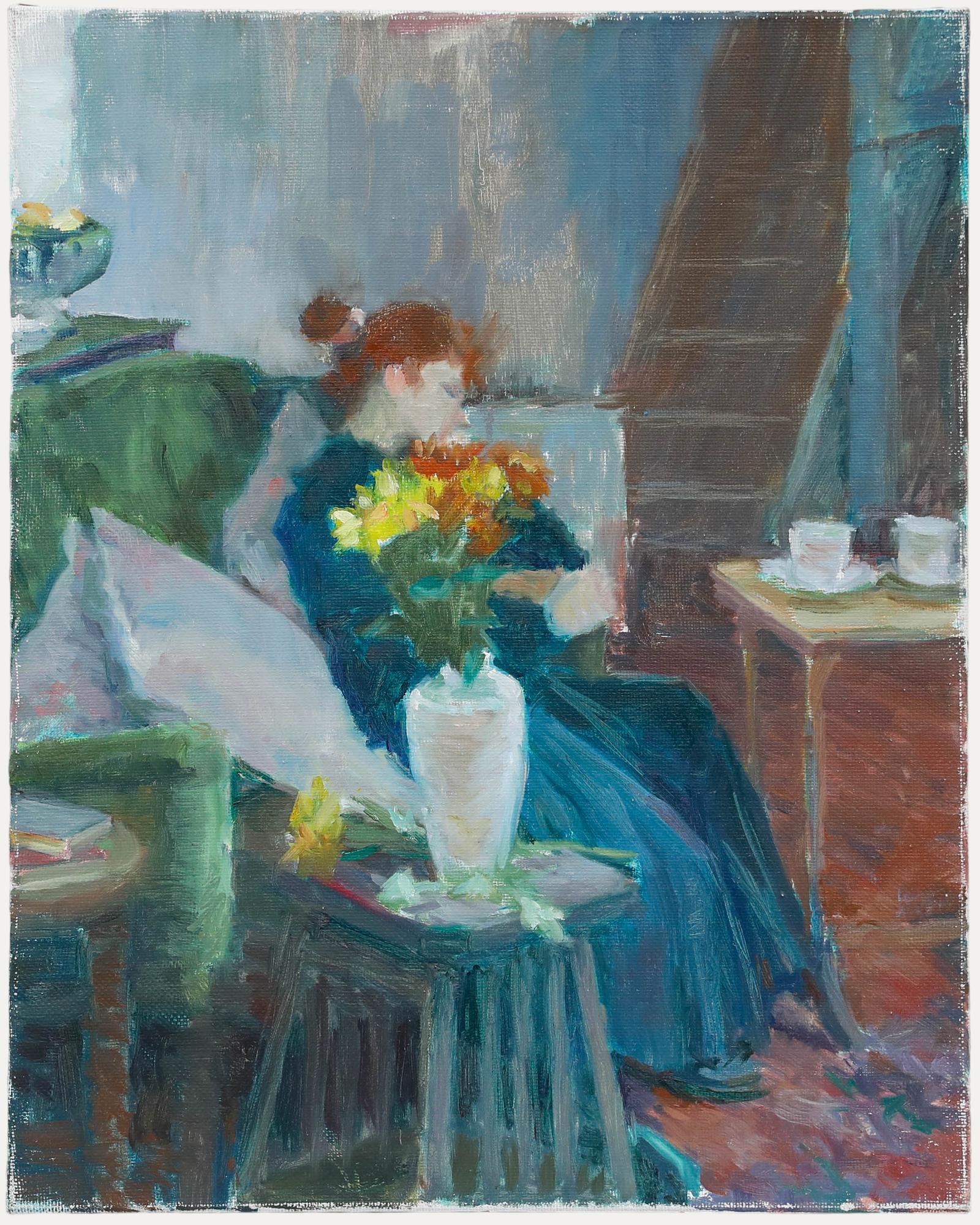 Une étude délicate de l'artiste Pauline Plummer (née en 1933), représentant une femme faisant une brève sieste sur un canapé vert en velours. Un vase de fleurs jaunes et orange masque partiellement sa silhouette, tandis que des tasses de thé