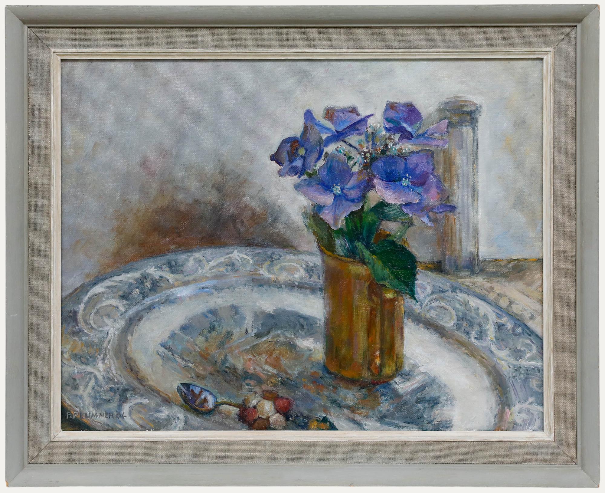 Un óleo original de Pauline Plummer (n.1933), que representa un esqueje de hortensia en una taza amarilla. Firmado abajo a la izquierda. Fechada en 2004. Bien presentado en un marco de madera pintada con la etiqueta de la exposición The Mall