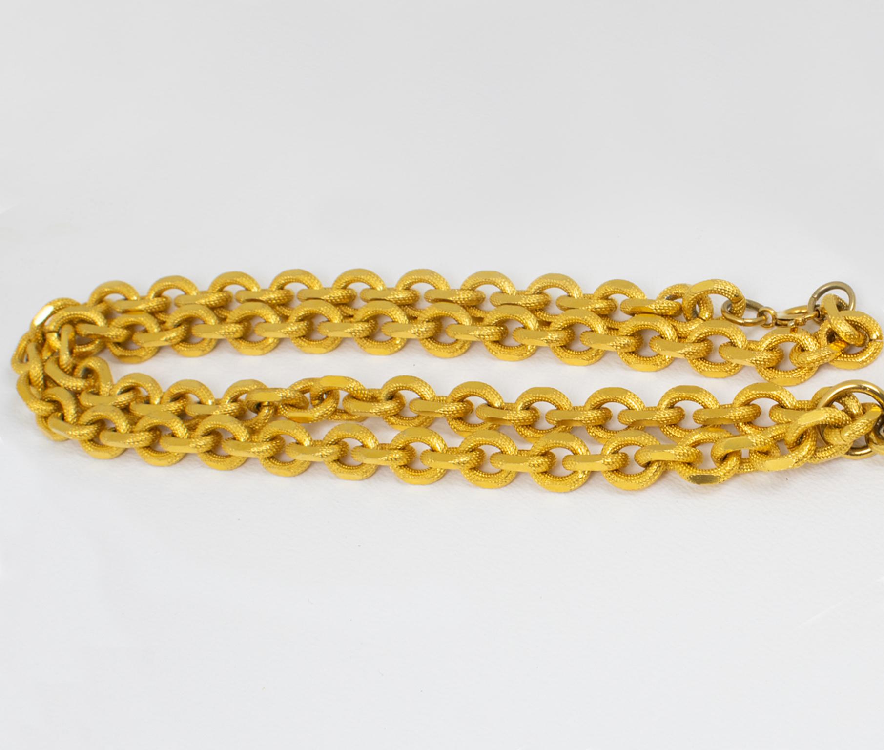 Pauline Rader Collana dorata con ciondolo Centauro in bachelite verde in vendita 7