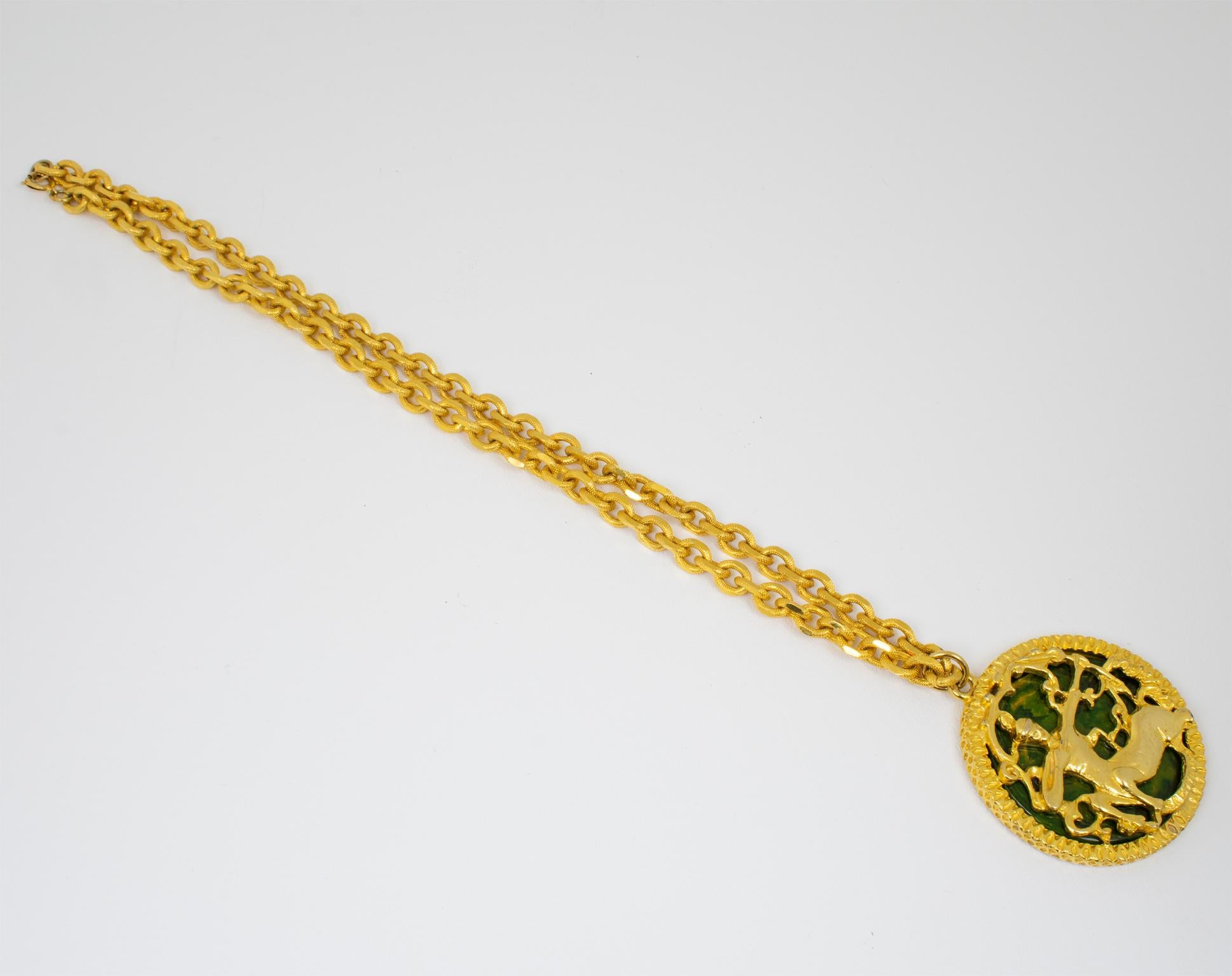 Pauline Rader Collana dorata con ciondolo Centauro in bachelite verde in vendita 1