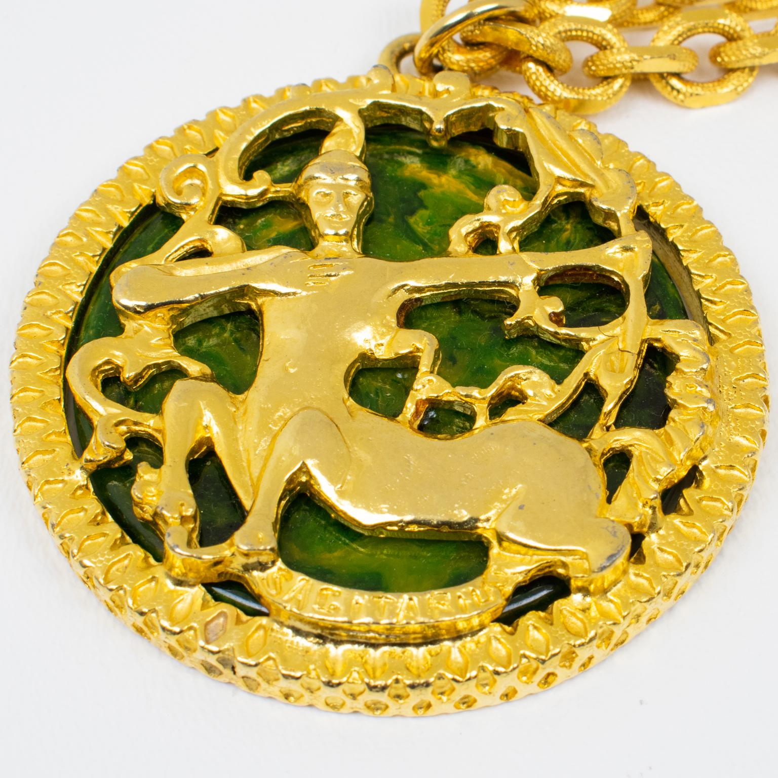 Pauline Rader Collana dorata con ciondolo Centauro in bachelite verde in vendita 4