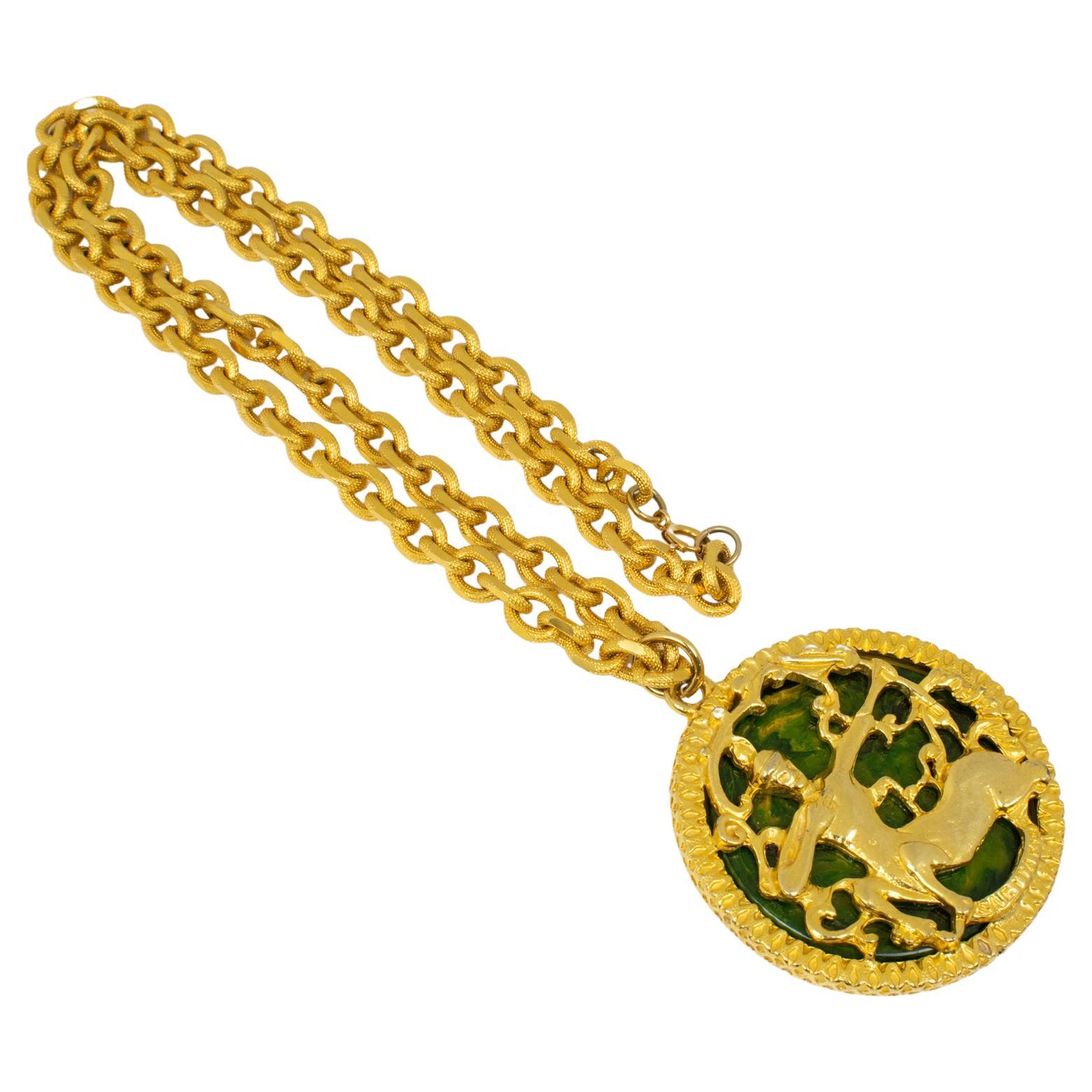 Pauline Rader Collana dorata con ciondolo Centauro in bachelite verde in vendita