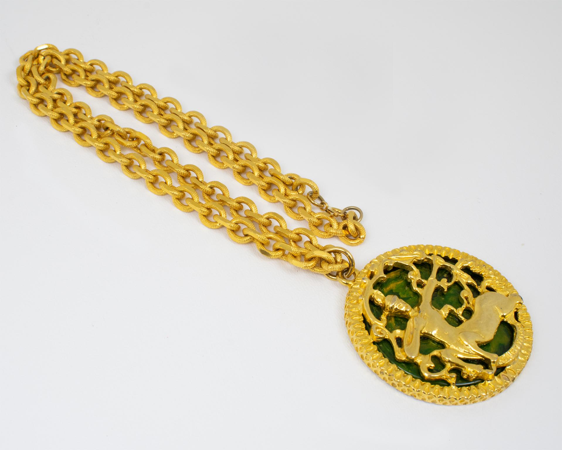 Pauline Rader, collier en métal doré avec pendentif Centaure et bakélite verte, 1970 en vente 2