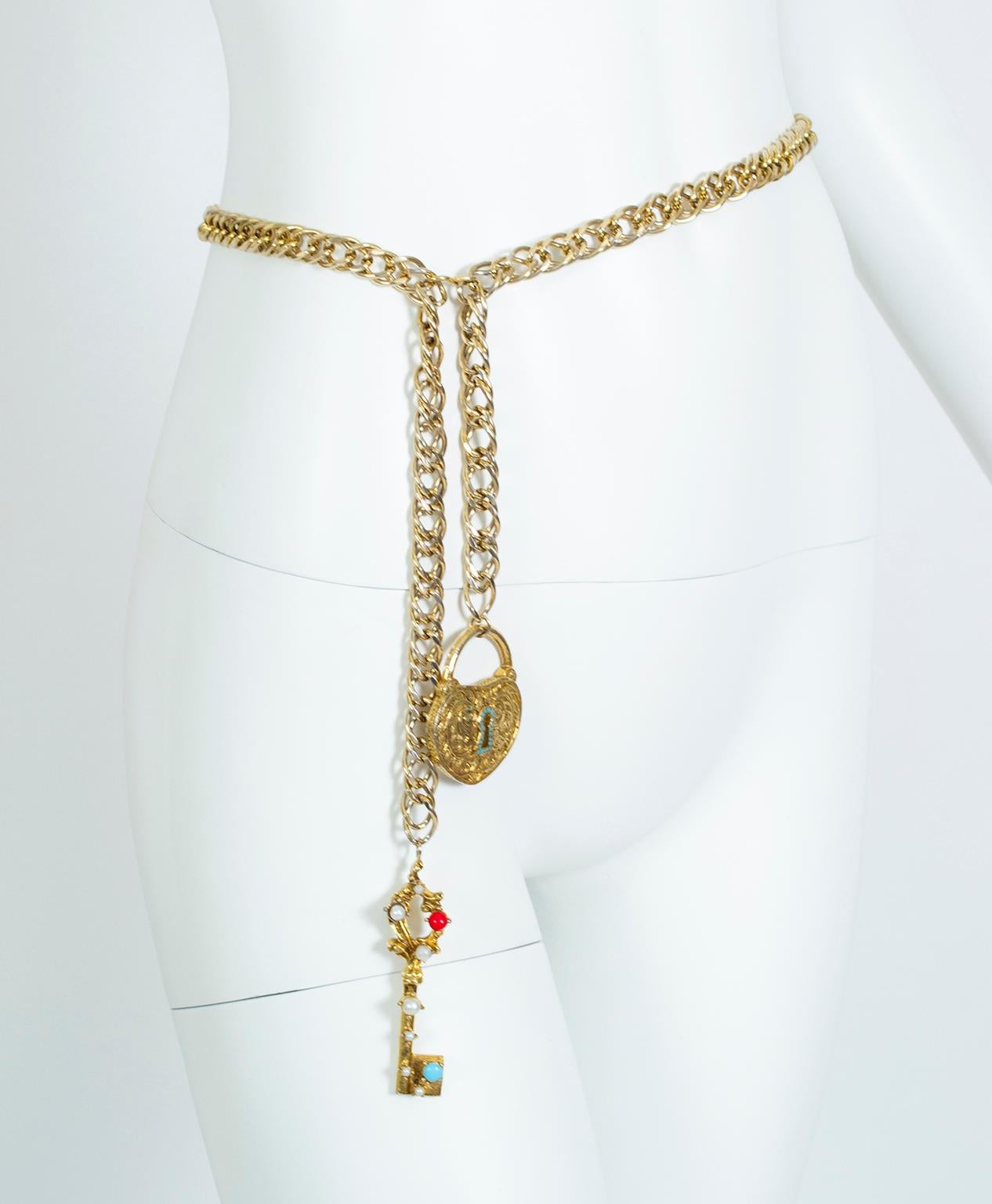Promesse de luxe, cette ceinture à chaîne rappelle les très rares ceintures à serrure et clé de Chanel des années 80, sauf qu'elle les précède d'une bonne vingtaine d'années. Serti de cabochons multicolores et de fausses perles, il peut être porté