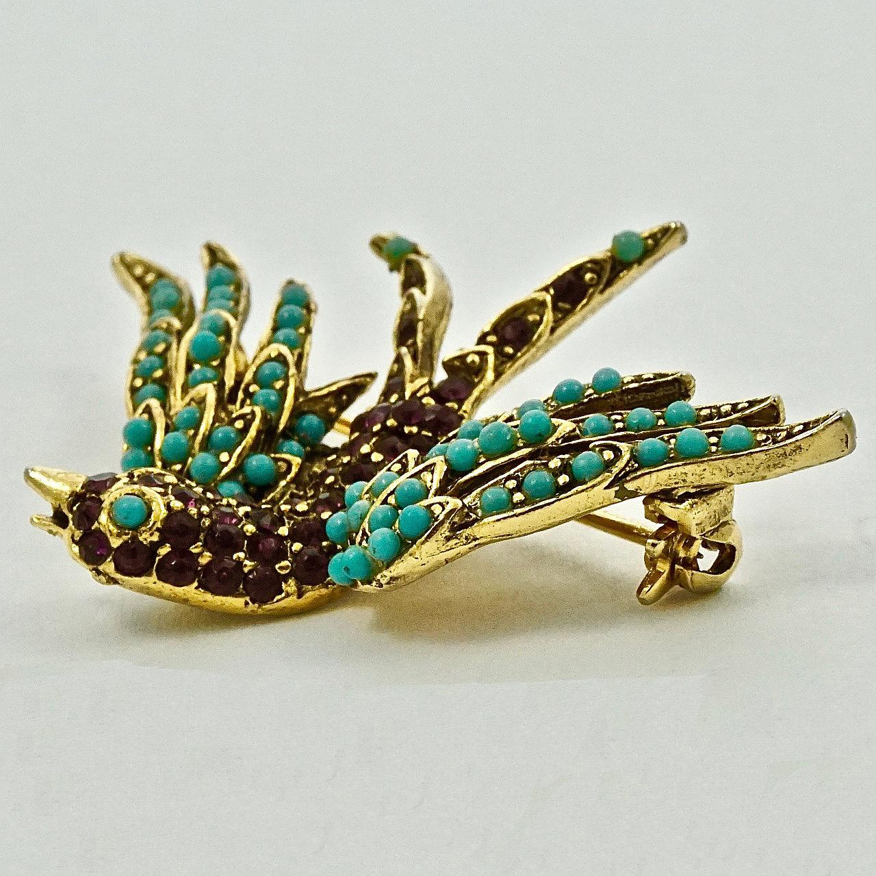 Pauline Rader Broche oiseau en verre avec améthyste plaquée or, strass et turquoise Unisexe en vente