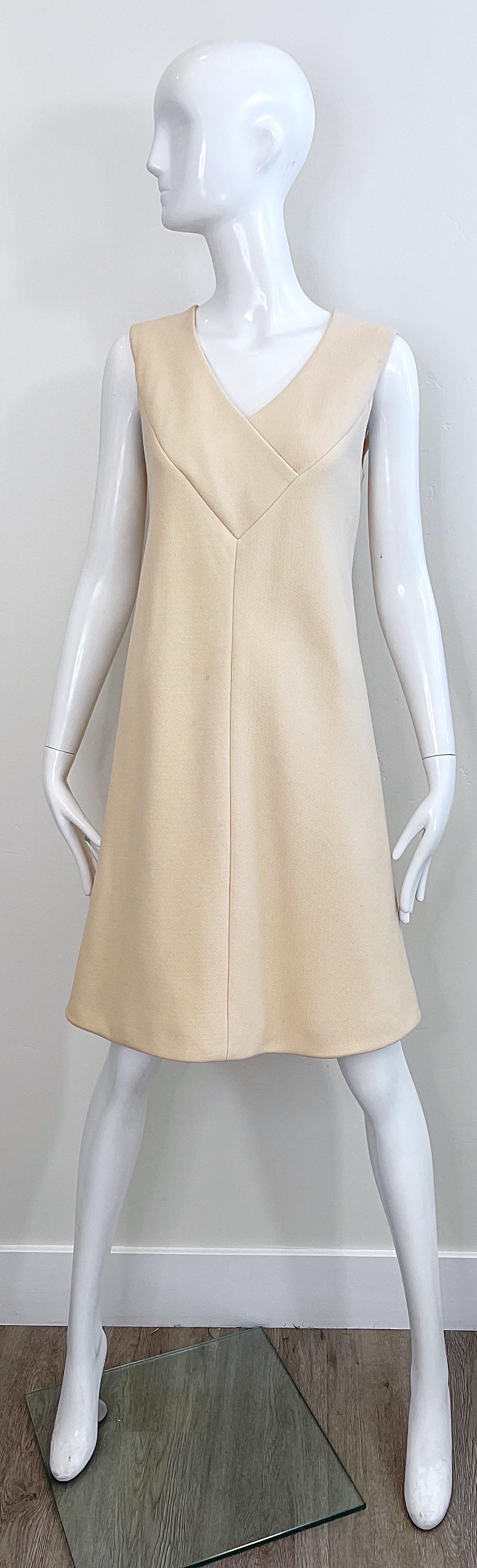 Pauline Trigere 1960er Jahre Elfenbein Off White ärmelloses Vintage A - Linie 60er Jahre Kleid aus Wolle im Angebot 4