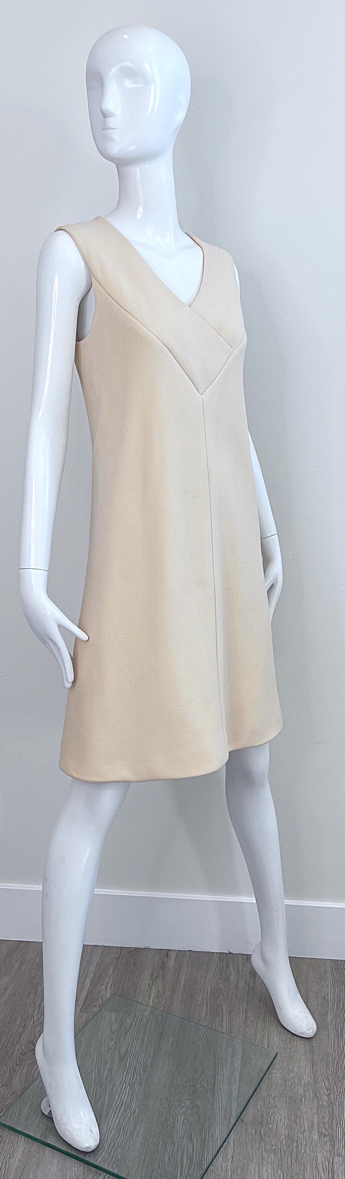 Pauline Trigere 1960er Jahre Elfenbein Off White ärmelloses Vintage A - Linie 60er Jahre Kleid aus Wolle im Angebot 5