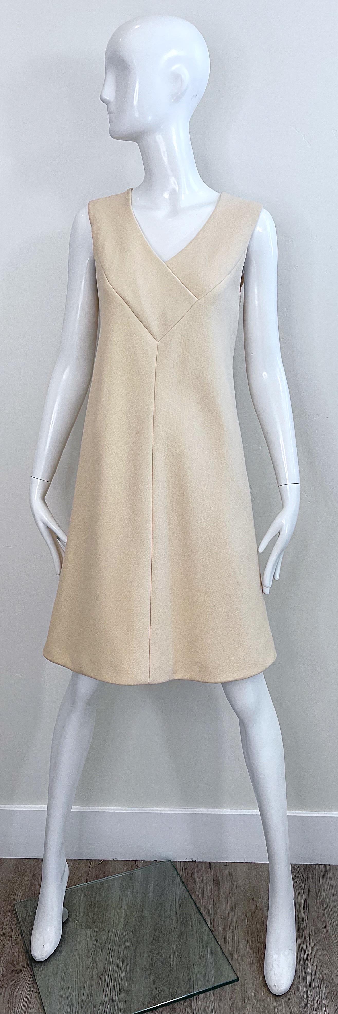 Pauline Trigere 1960er Jahre Elfenbein Off White ärmelloses Vintage A - Linie 60er Jahre Kleid aus Wolle im Angebot 8