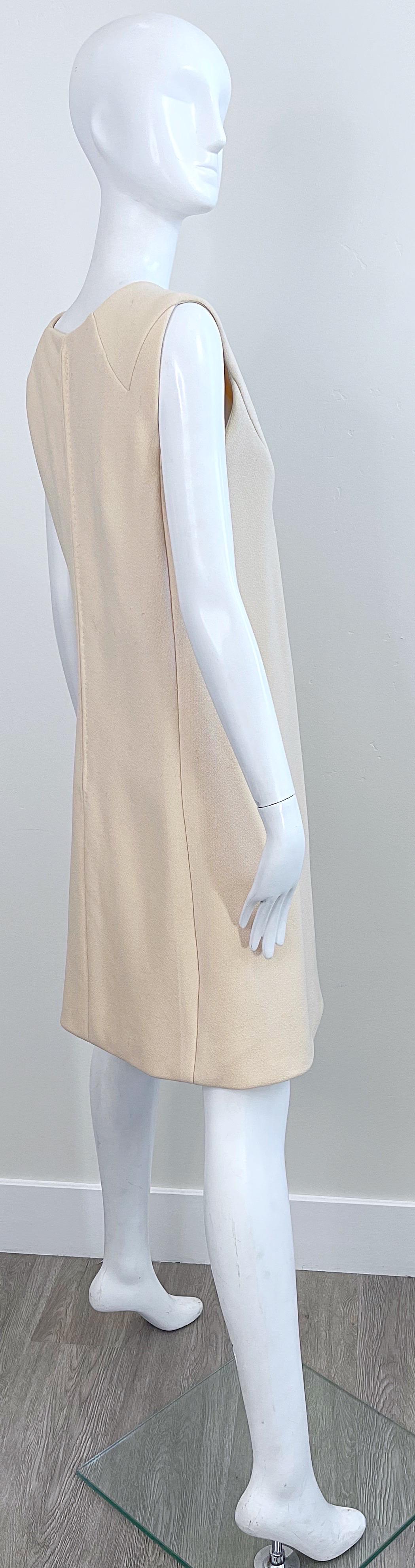 Pauline Trigere 1960er Jahre Elfenbein Off White ärmelloses Vintage A - Linie 60er Jahre Kleid aus Wolle im Angebot 1