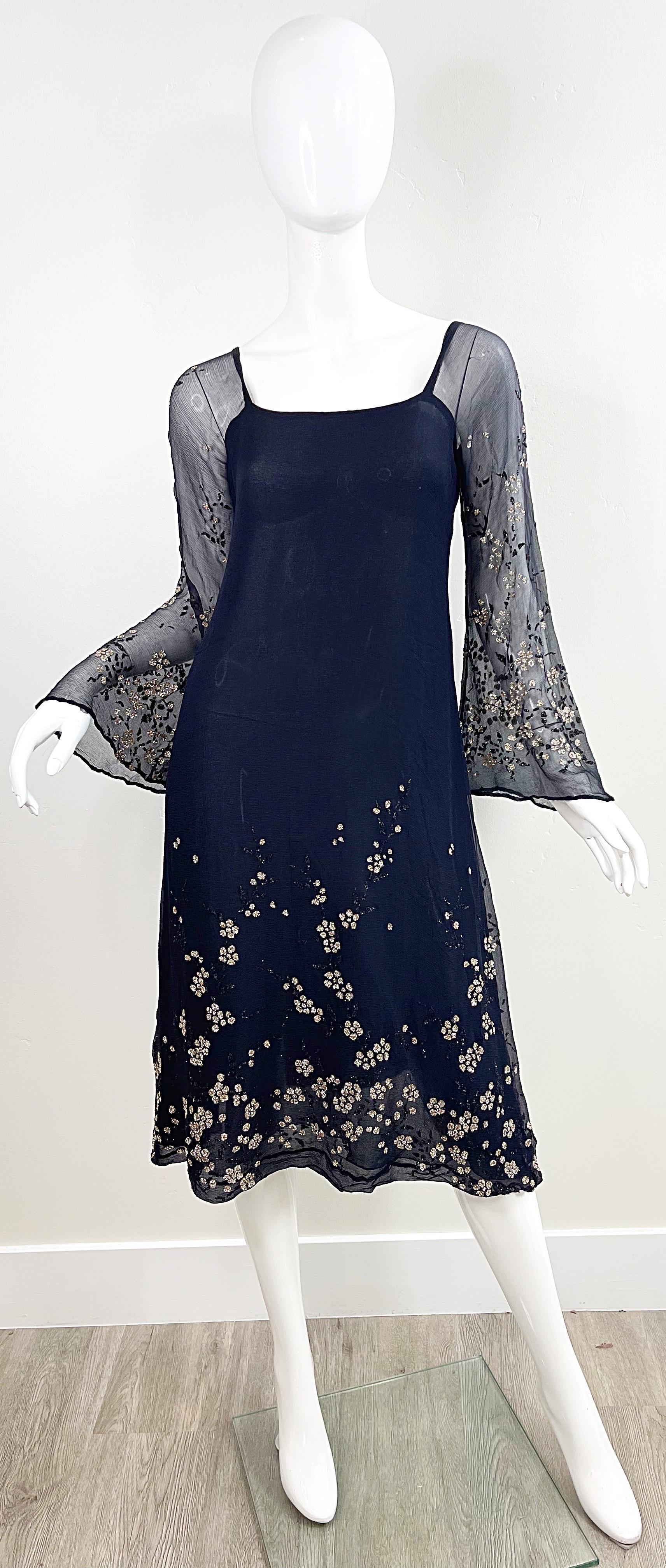 Pauline Trigere - Robe à manches cloche en mousseline de soie noire incrustée de paillettes, années 1970 Excellent état - En vente à San Diego, CA