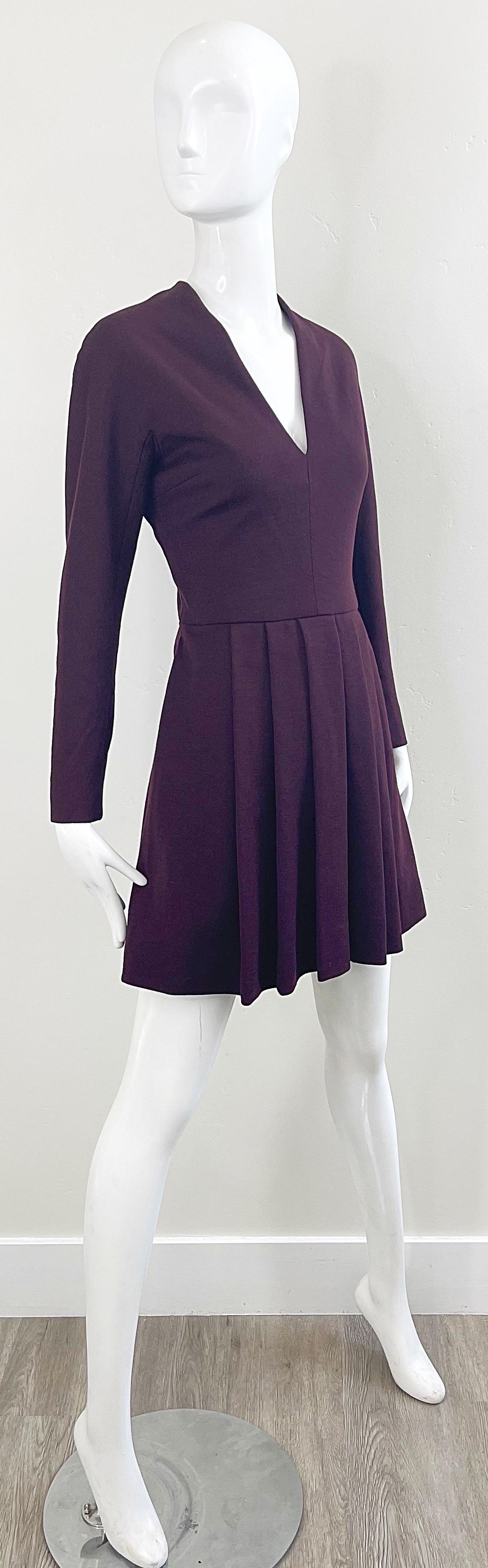 Pauline Trigere 1970s Borgoña Granate Lana Manga Larga Vintage 70s Mini Vestido en venta 3