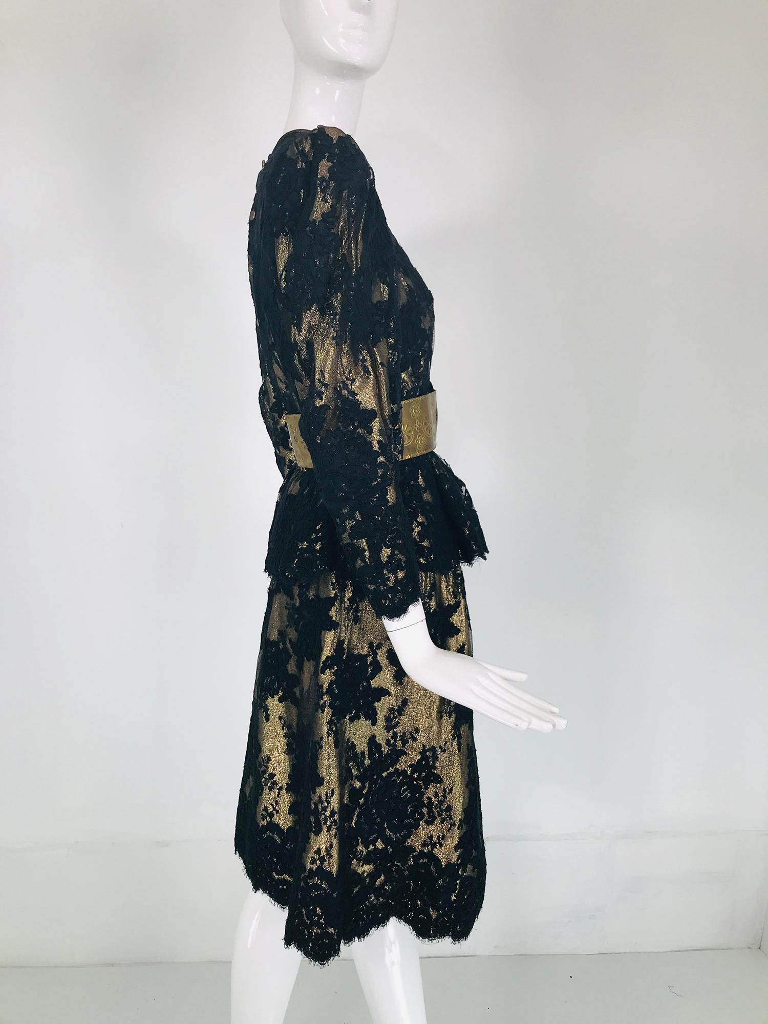 Noir Pauline Trigere - Ensemble 2 pièces jupe en dentelle guipure noire sur lame dorée, années 1980  en vente