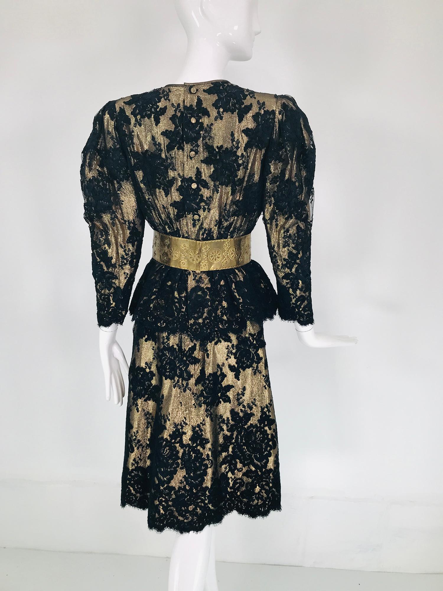 Pauline Trigere - Ensemble 2 pièces jupe en dentelle guipure noire sur lame dorée, années 1980  Pour femmes en vente