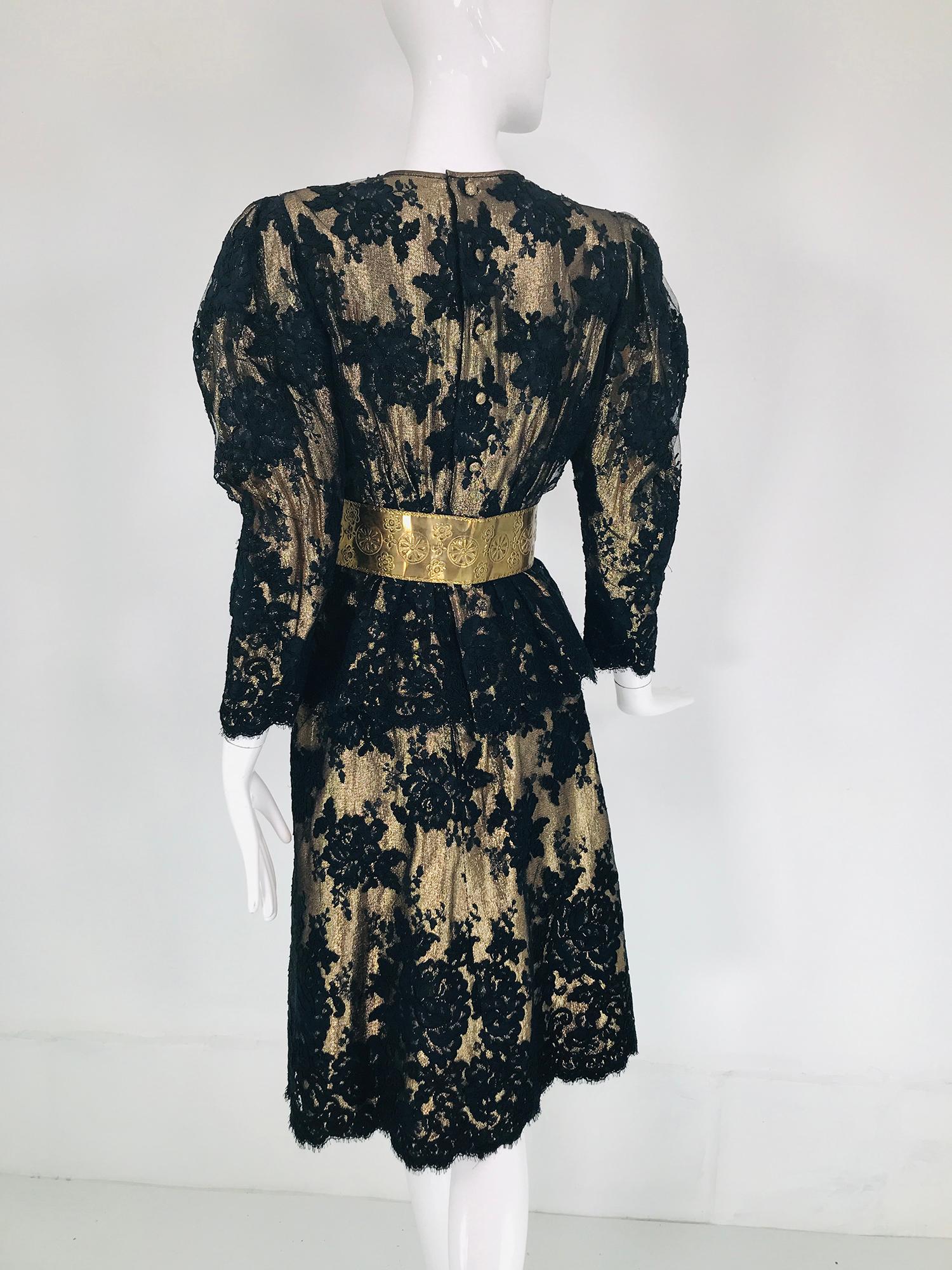 Pauline Trigere - Ensemble 2 pièces jupe en dentelle guipure noire sur lame dorée, années 1980  en vente 1