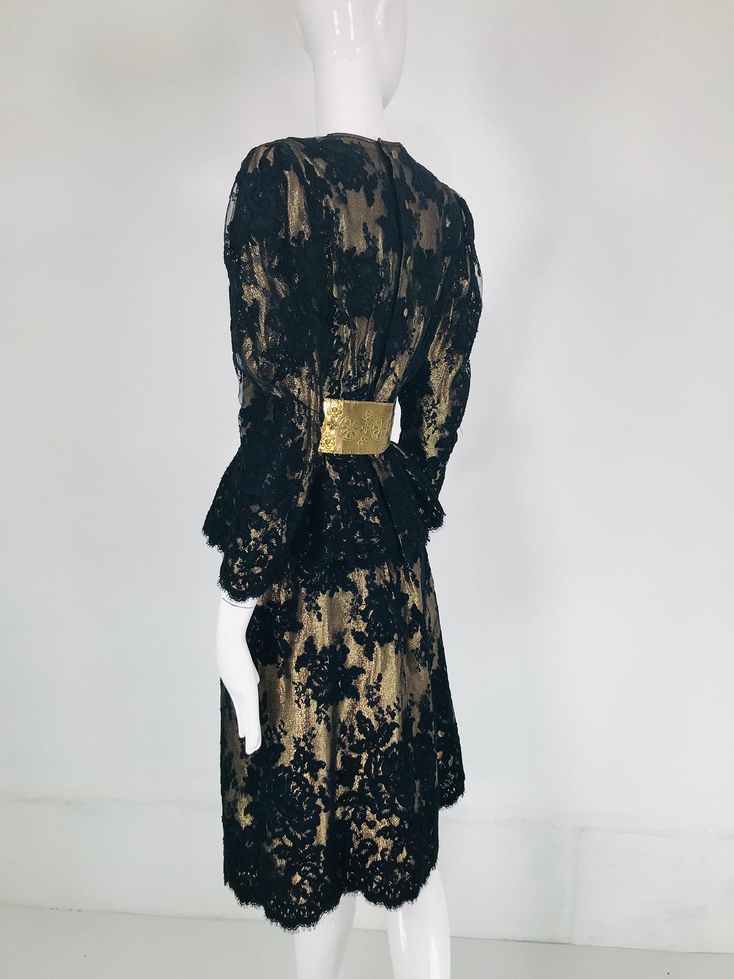 Pauline Trigere - Ensemble 2 pièces jupe en dentelle guipure noire sur lame dorée, années 1980  en vente 2