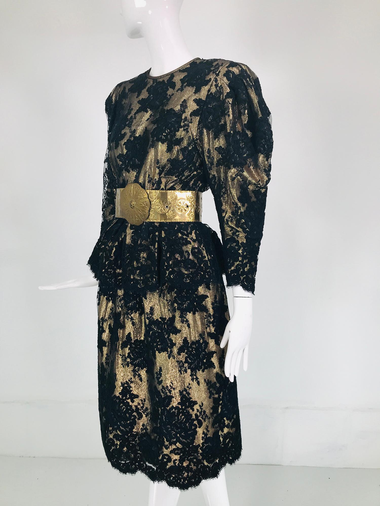 Pauline Trigere - Ensemble 2 pièces jupe en dentelle guipure noire sur lame dorée, années 1980  en vente 4