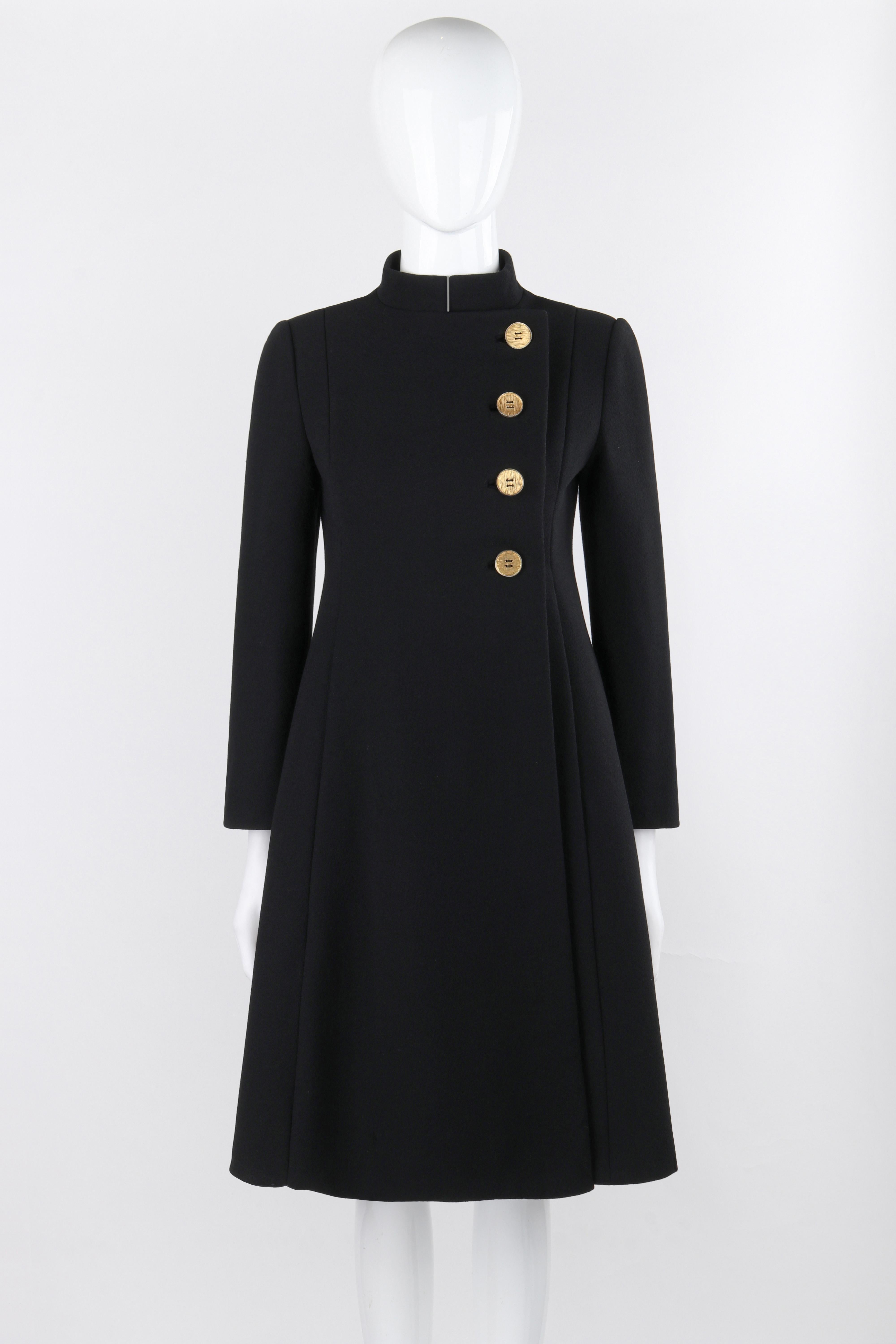 PAULINE TRIGERE c.I.C. Noir Tailoring Asymmetrical Button Up Jacket Overcoat 

Marque / Fabricant : Pauline Trigère
Circa : 1960's
Designer : Pauline Trigère
Style : Coates
Couleur(s) : Noir (tissu), Or (boutons)
Doublée : Oui
Tissu non marqué