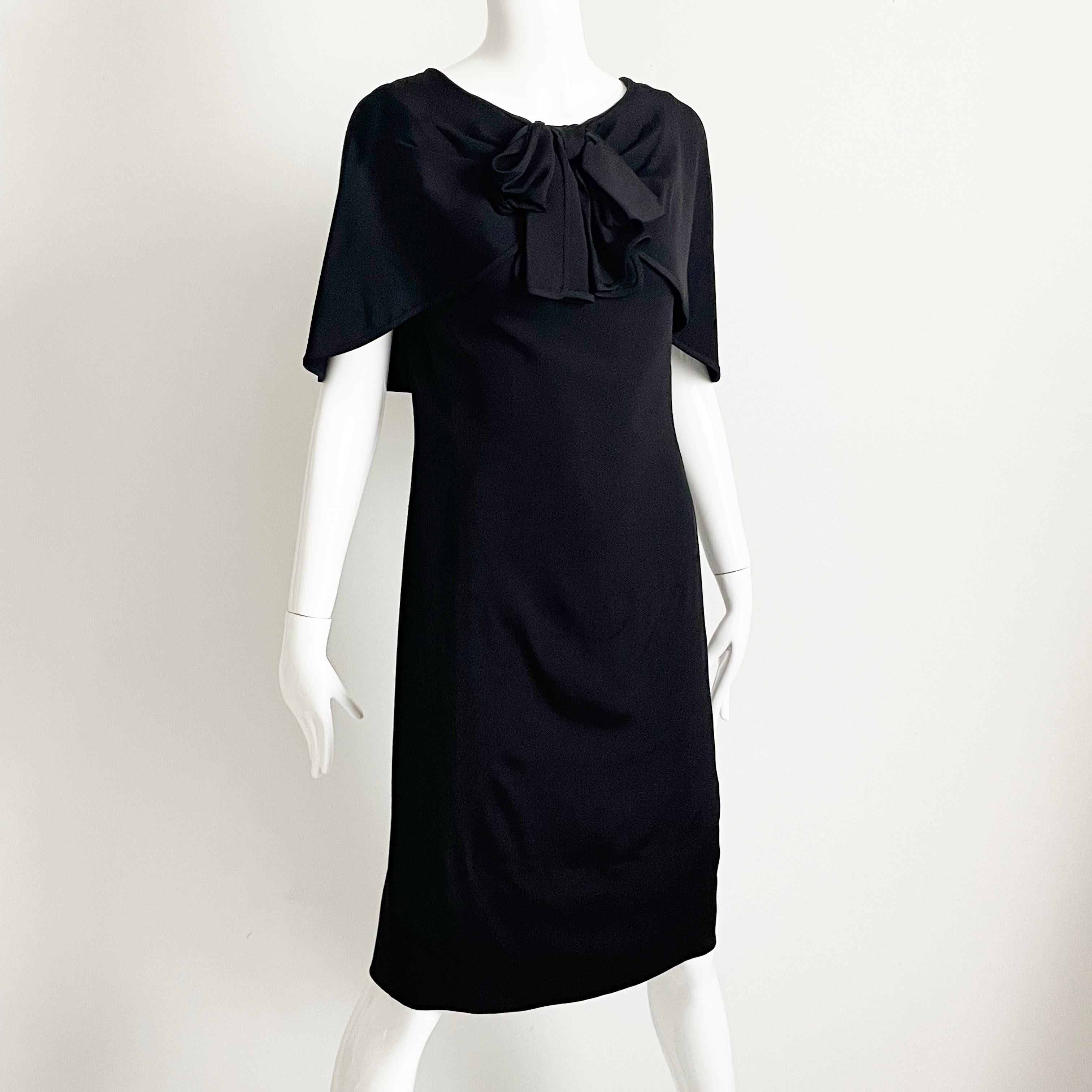 Noir Pauline Trigere - Robe de cocktail en soie noire avec col châle drapé vintage LBD, années 50 en vente