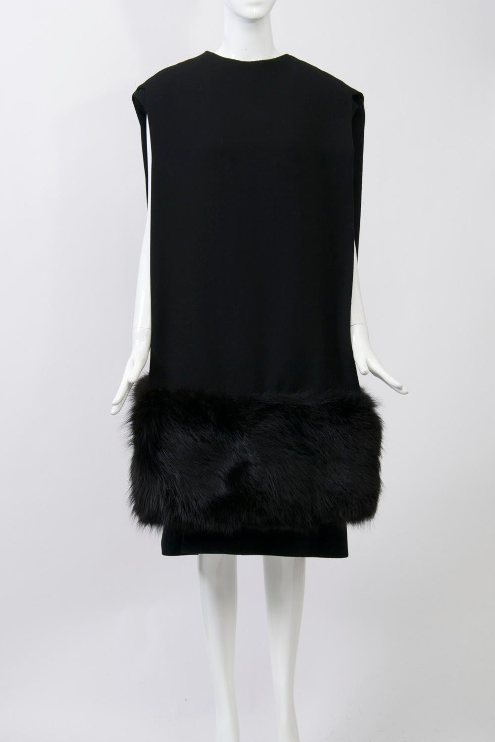 Superbe ensemble Pauline Trigère des années 1970 en crêpe de laine noir, la robe simple sous une cape/chapeau inversée inhabituelle se terminant par une bordure de renard noir profond aux ourlets. La cape peut être portée avec l'ouverture à
