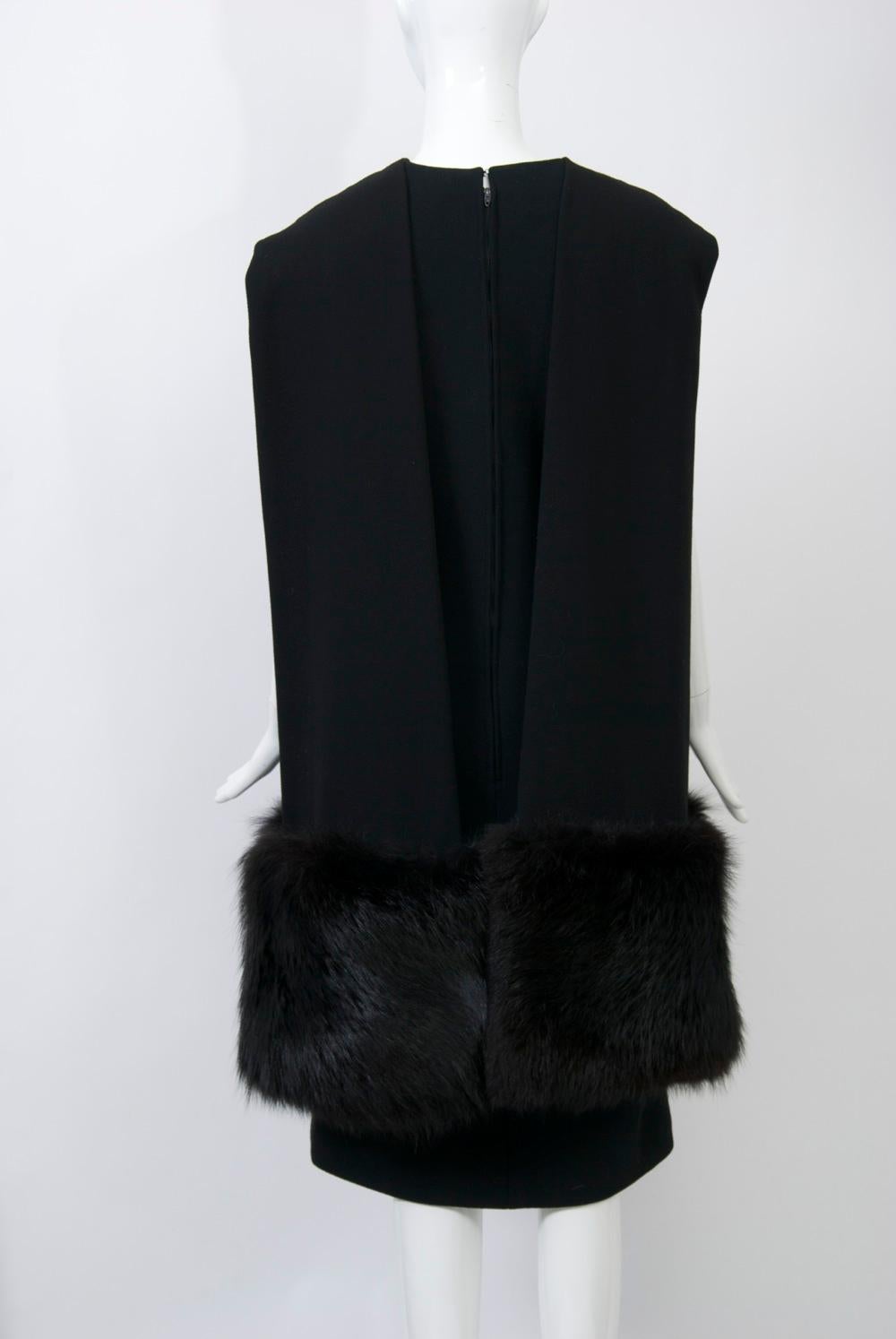 Donna Ensemble di Pauline Trigère con finiture in volpe in vendita