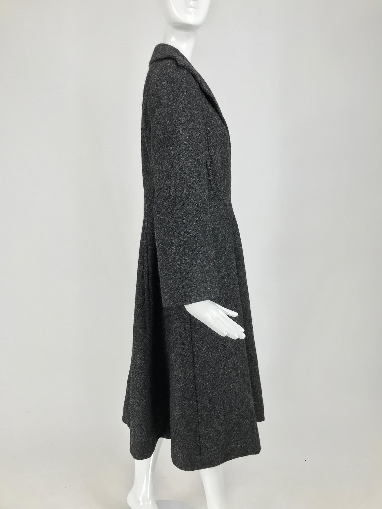 Pauline Trigere Grauer Princess Coat aus Wolle mit Flecken 1950er im Zustand „Gut“ im Angebot in West Palm Beach, FL