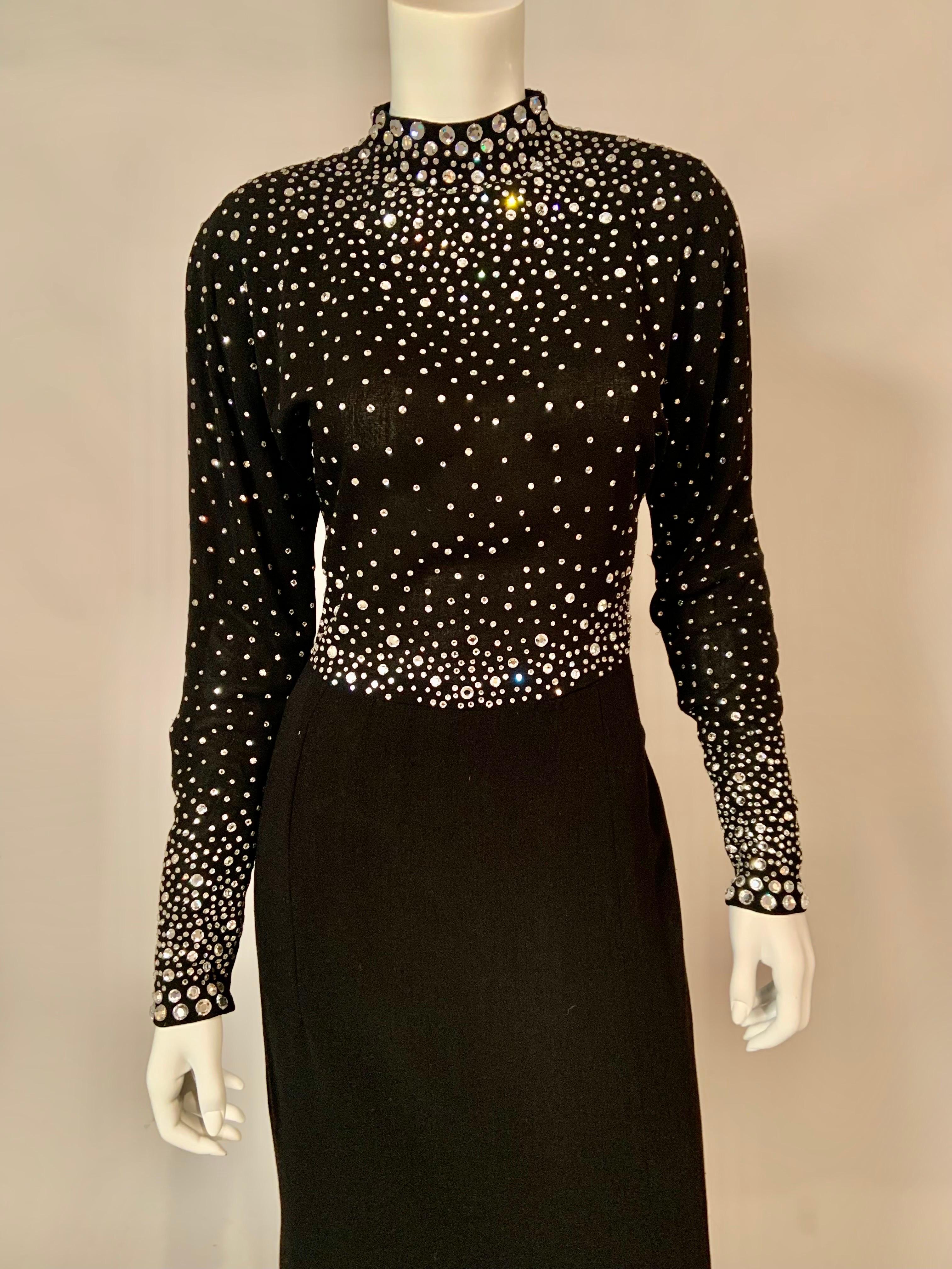 Un iconico corpetto tempestato di strass su un abito nero elegante e aderente di Pauline Trigere farà in modo che tutti gli occhi siano puntati su di te.
Nel corso degli anni Trigere ha realizzato molte varianti di questa lavorazione con perline,