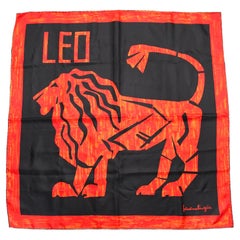 Pauline Trigère Léo Lion rouge et noir imprimé Zodiac Foulard en soie Vintage
