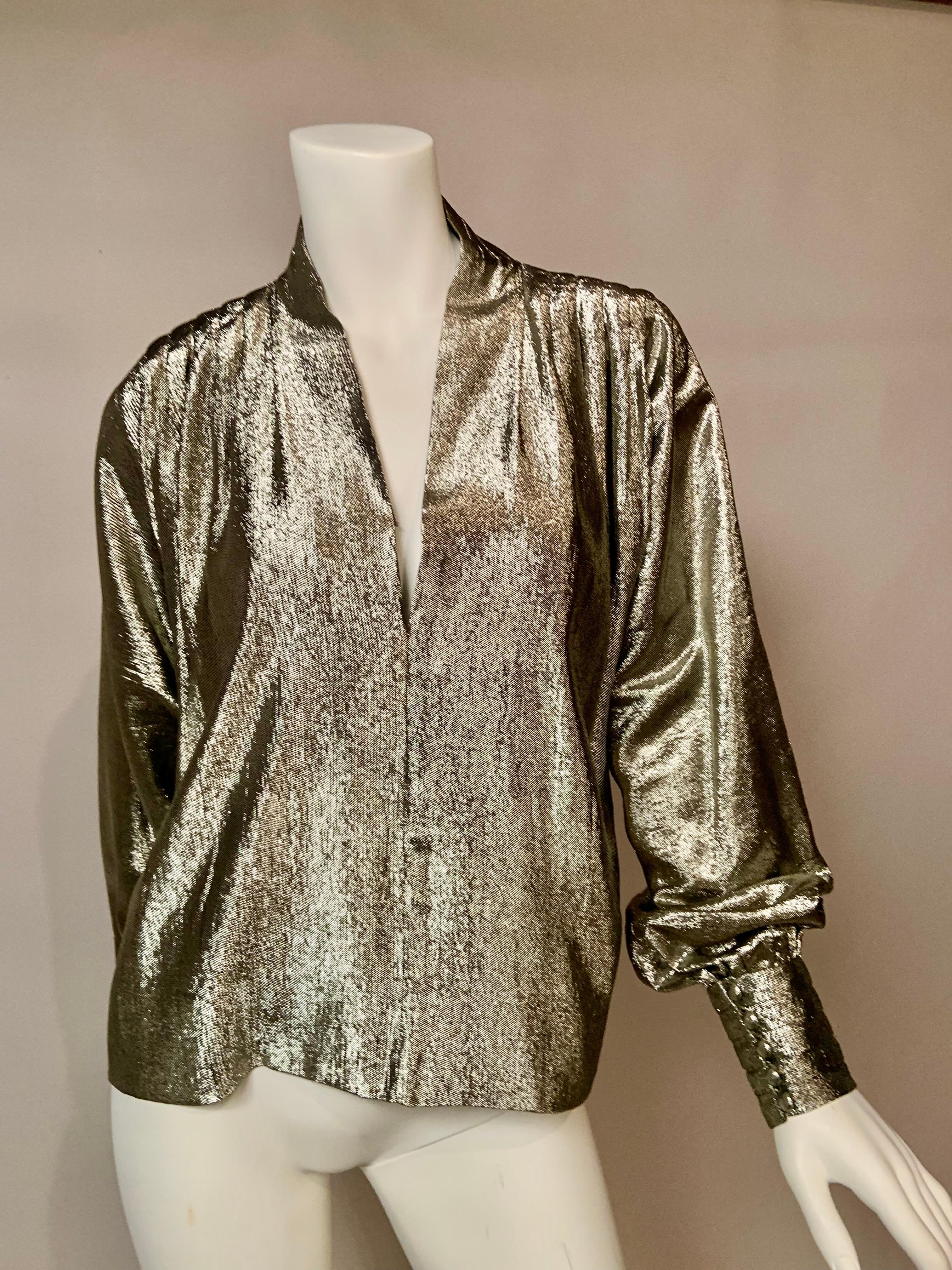 Marrone Camicetta Pauline Trigere in tessuto argentato con lacci e lacciuoli in vendita