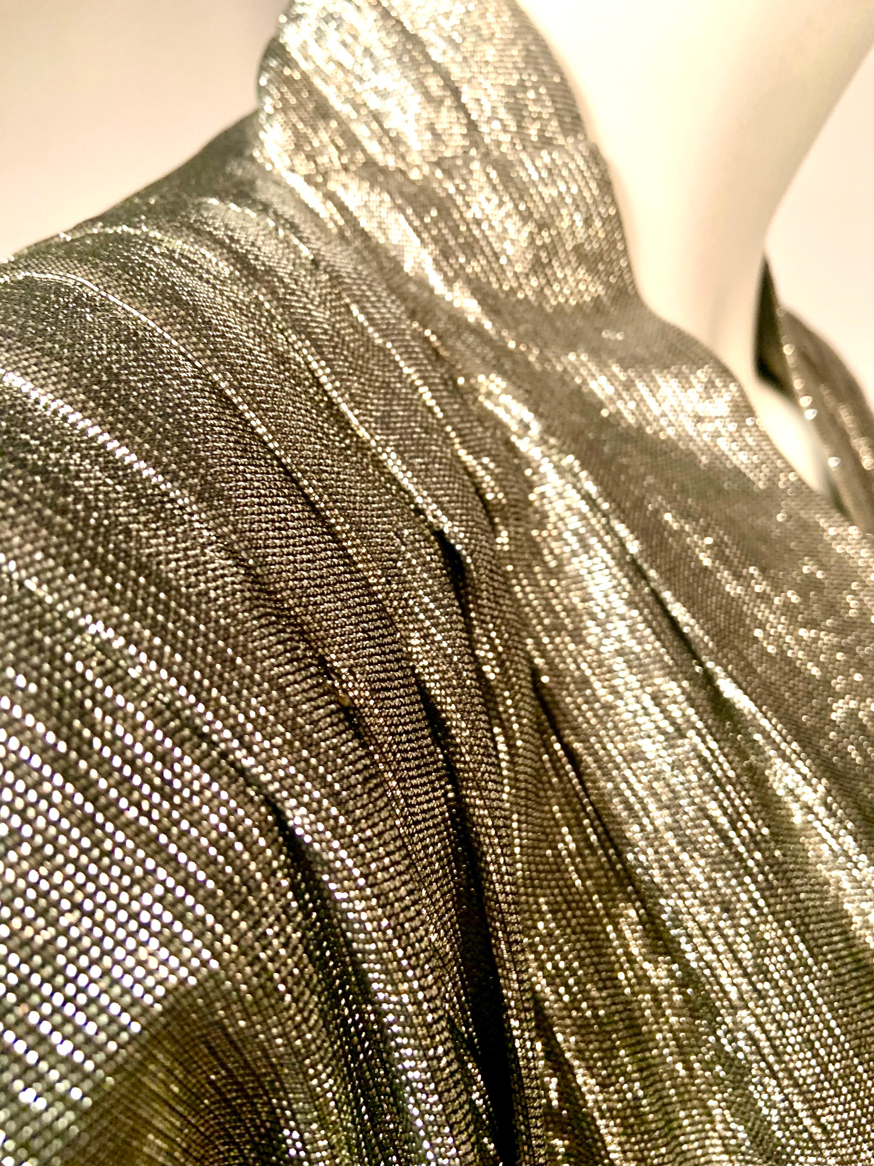 Camicetta Pauline Trigere in tessuto argentato con lacci e lacciuoli In condizioni ottime in vendita a New Hope, PA