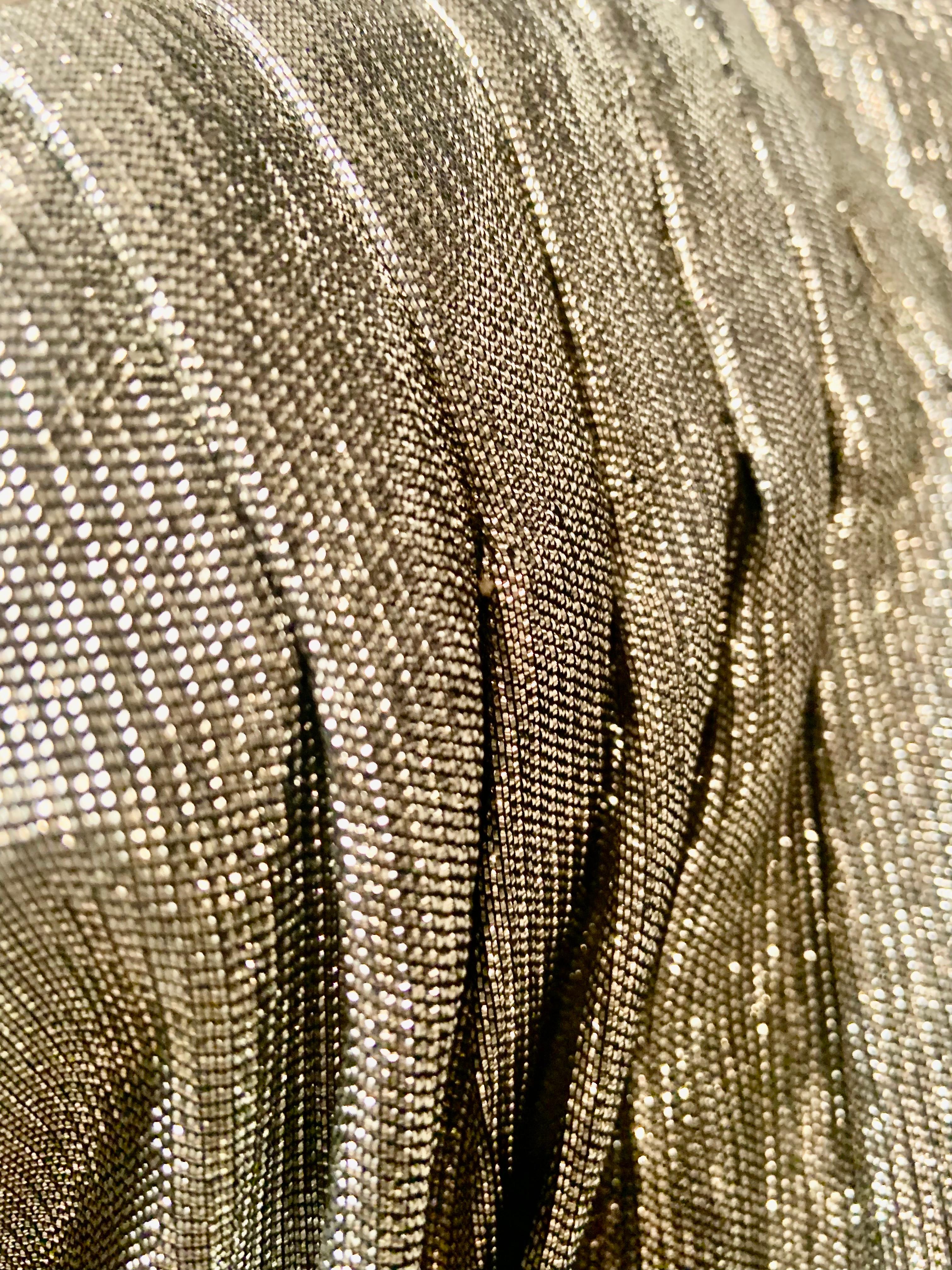 Donna Camicetta Pauline Trigere in tessuto argentato con lacci e lacciuoli in vendita