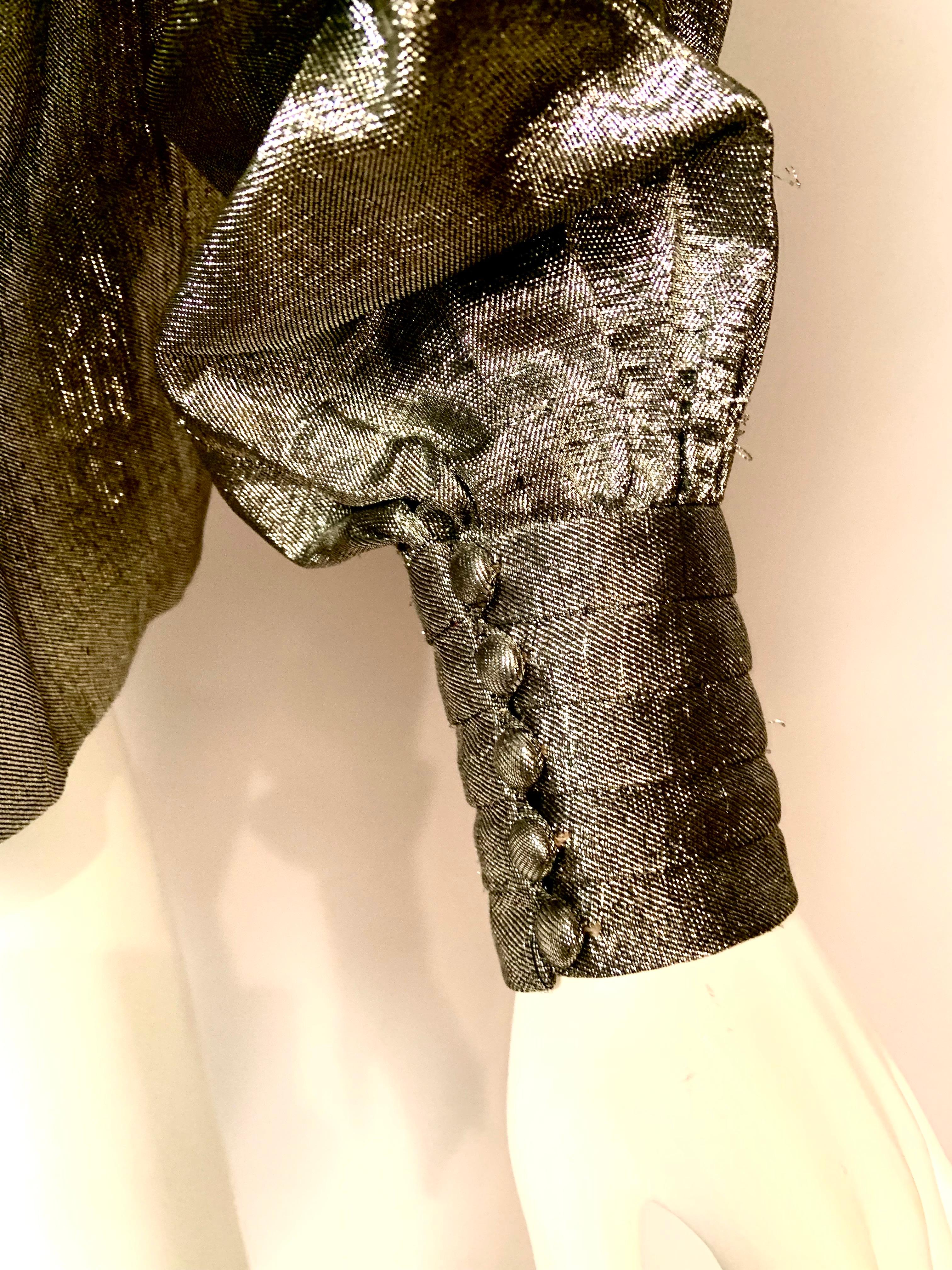 Camicetta Pauline Trigere in tessuto argentato con lacci e lacciuoli in vendita 3