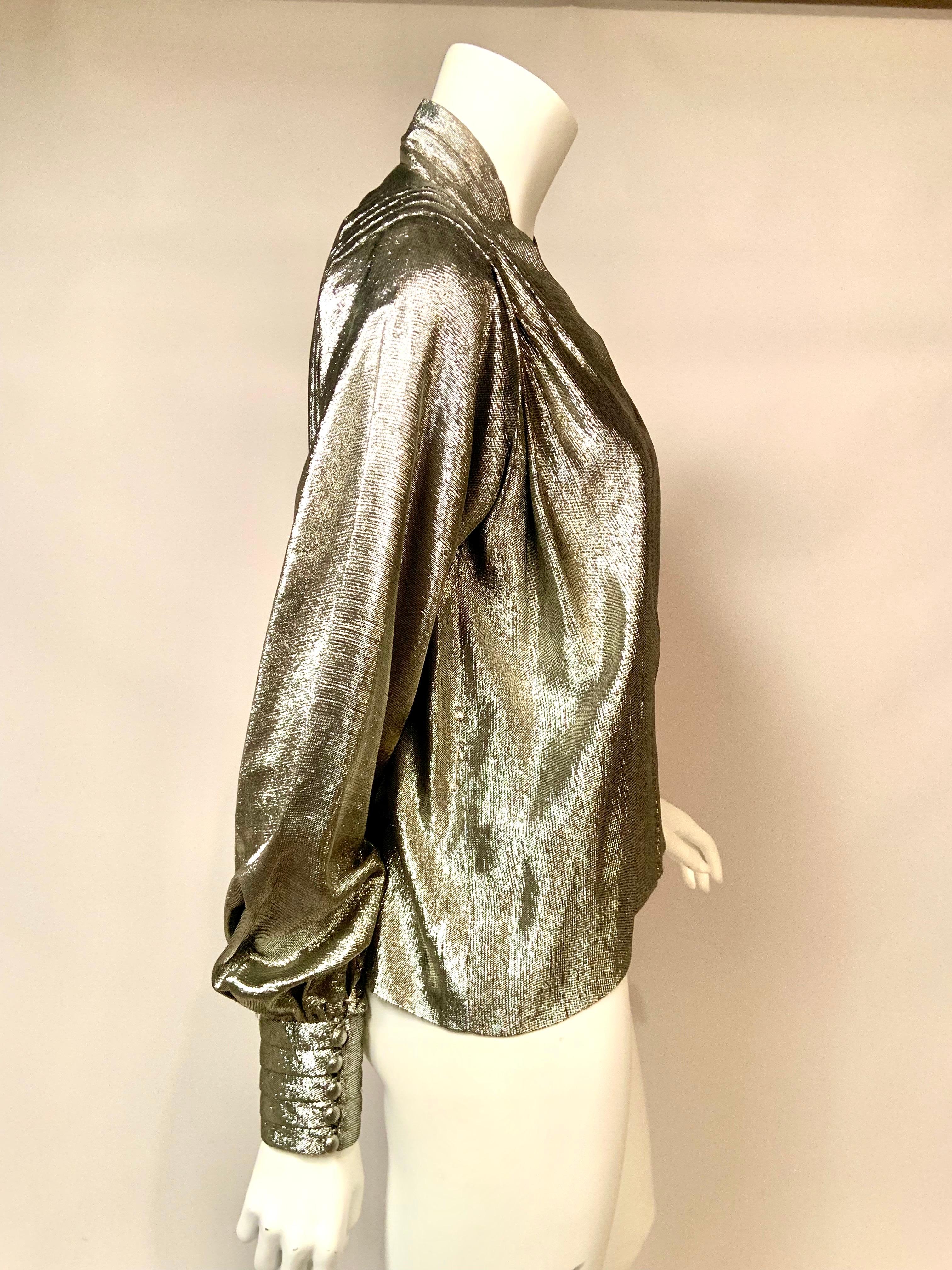 Camicetta Pauline Trigere in tessuto argentato con lacci e lacciuoli in vendita 4