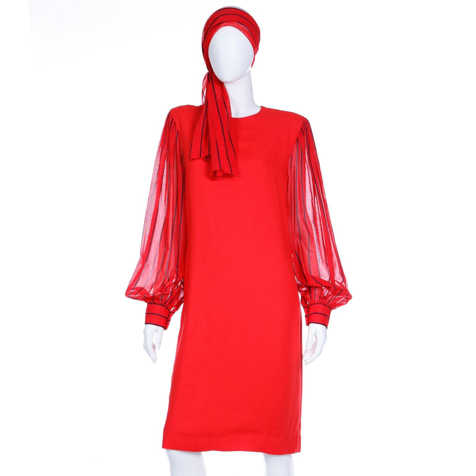 Voici une magnifique robe rouge vintage de Pauline Trigere avec des manches transparentes à rayures. Pauline Trigere a coupé et drapé le tissu qu'elle utilisait directement sur de vraies femmes au lieu d'esquisser ses dessins. Non seulement elle