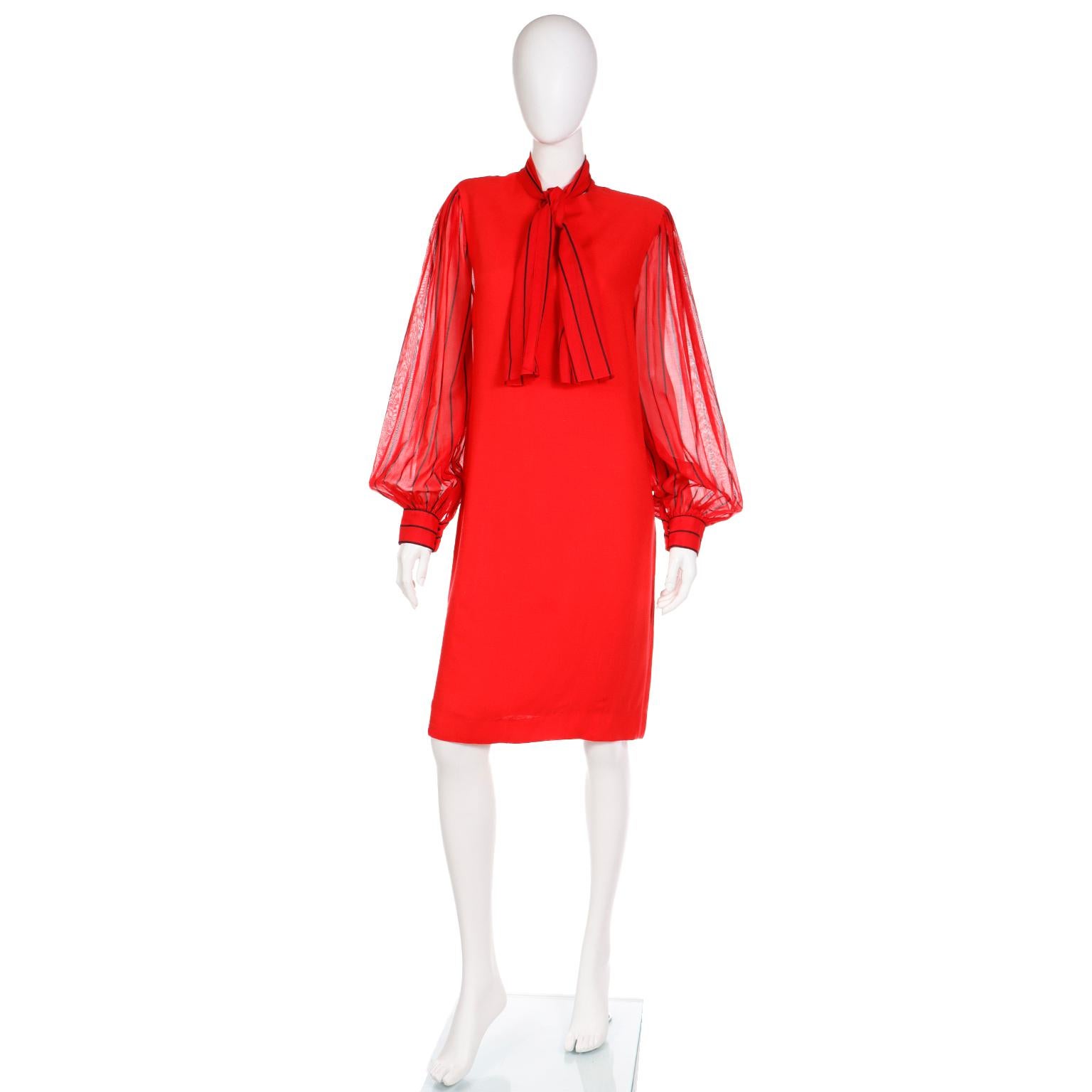 Rouge Pauline Trigere - Robe rouge vintage avec manches et écharpe à rayures transparentes en vente