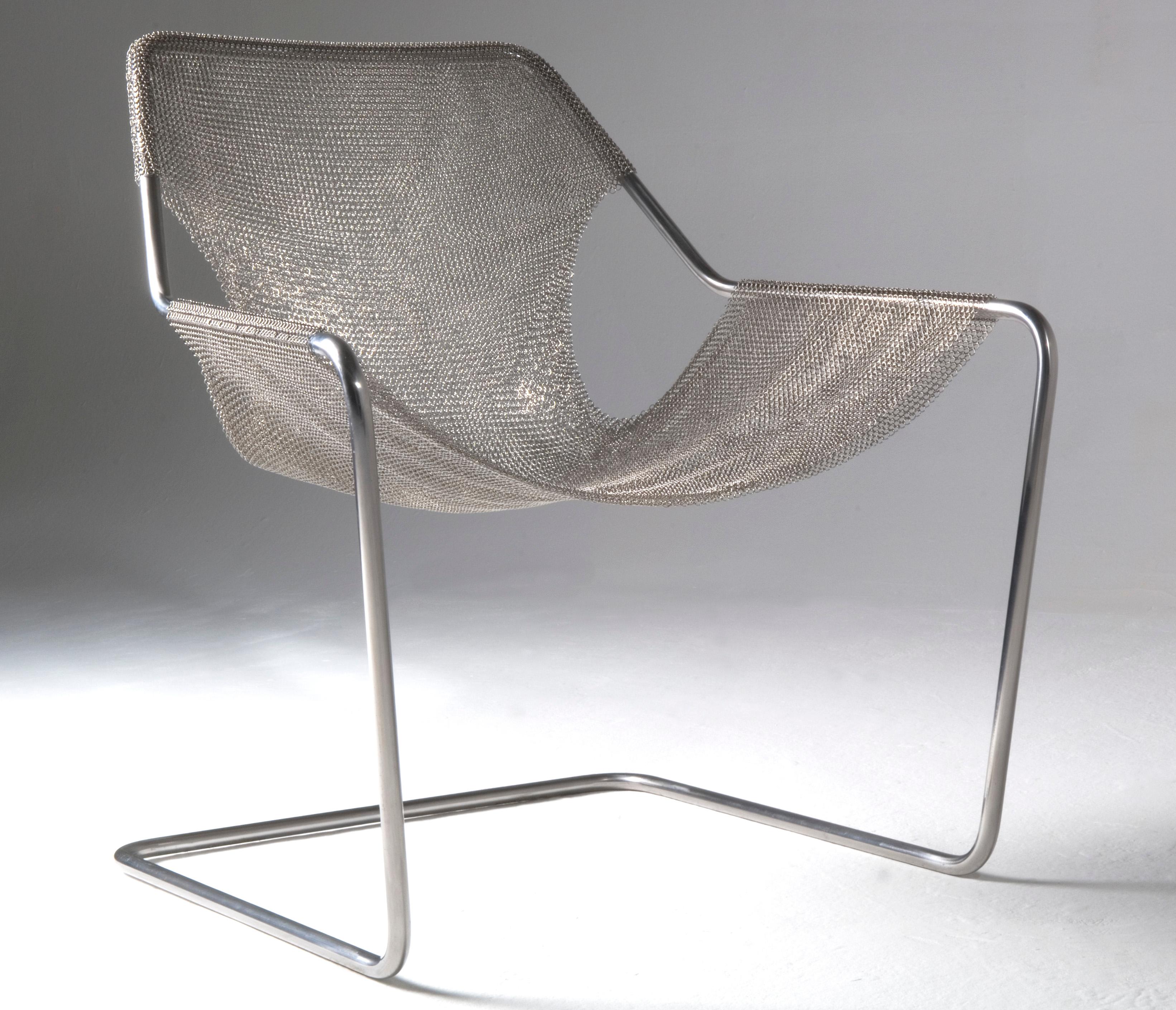 A cult chair signed by Multi-awarded Brazilian Architect Paulo Mendes da Rocha, one of the great masters of architecture, declined in a Mesh version. Very comfortable, the Paulistano is a design classic with a timeless elegance.
This 100% stainless