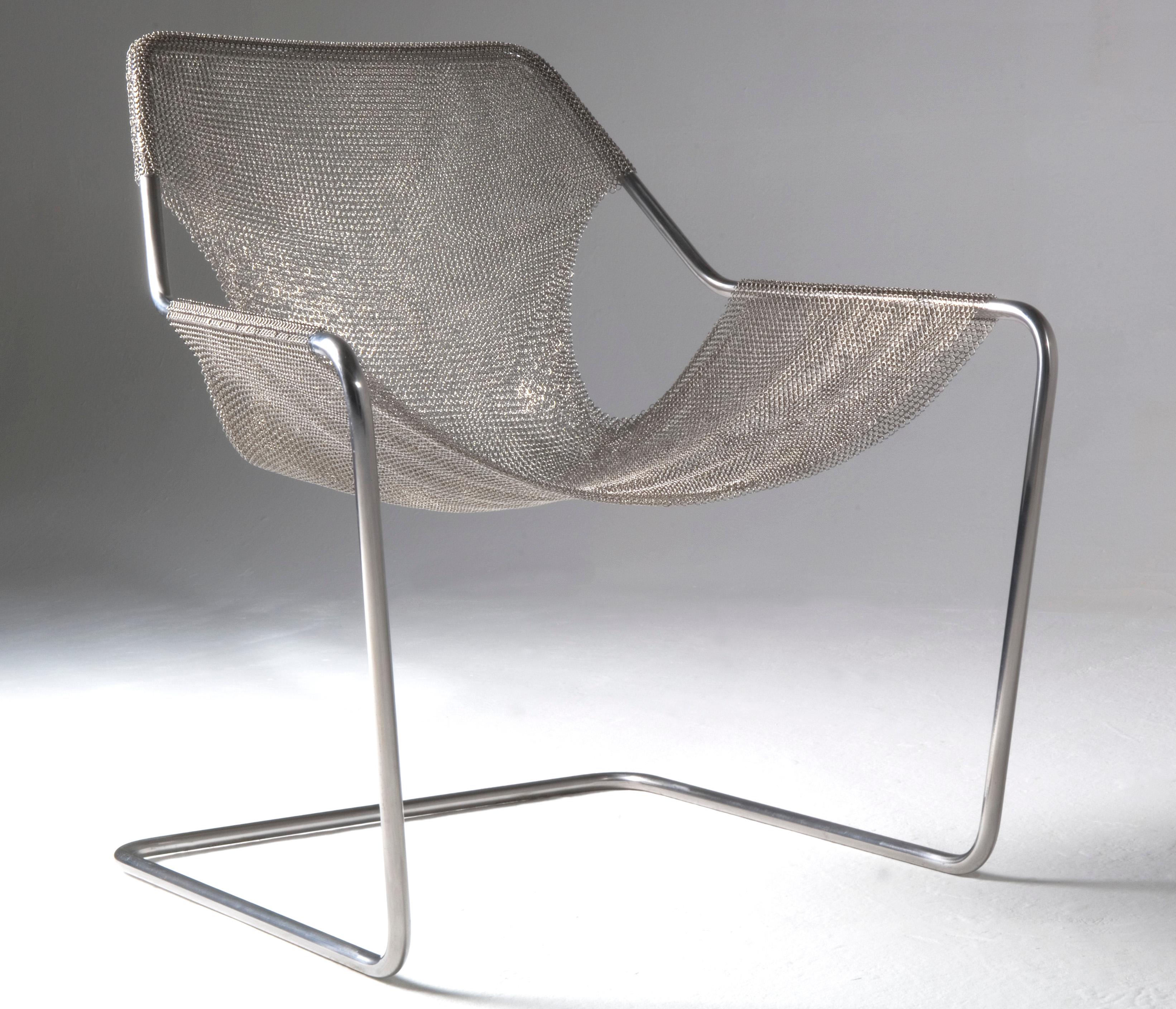 Une chaise culte signée par l'architecte brésilien multi-récompensé Paulo Mendes da Rochas, l'un des grands maîtres de l'architecture, déclinée en version Mesh. Très confortable, le Paulistano est un classique du design à l'élégance