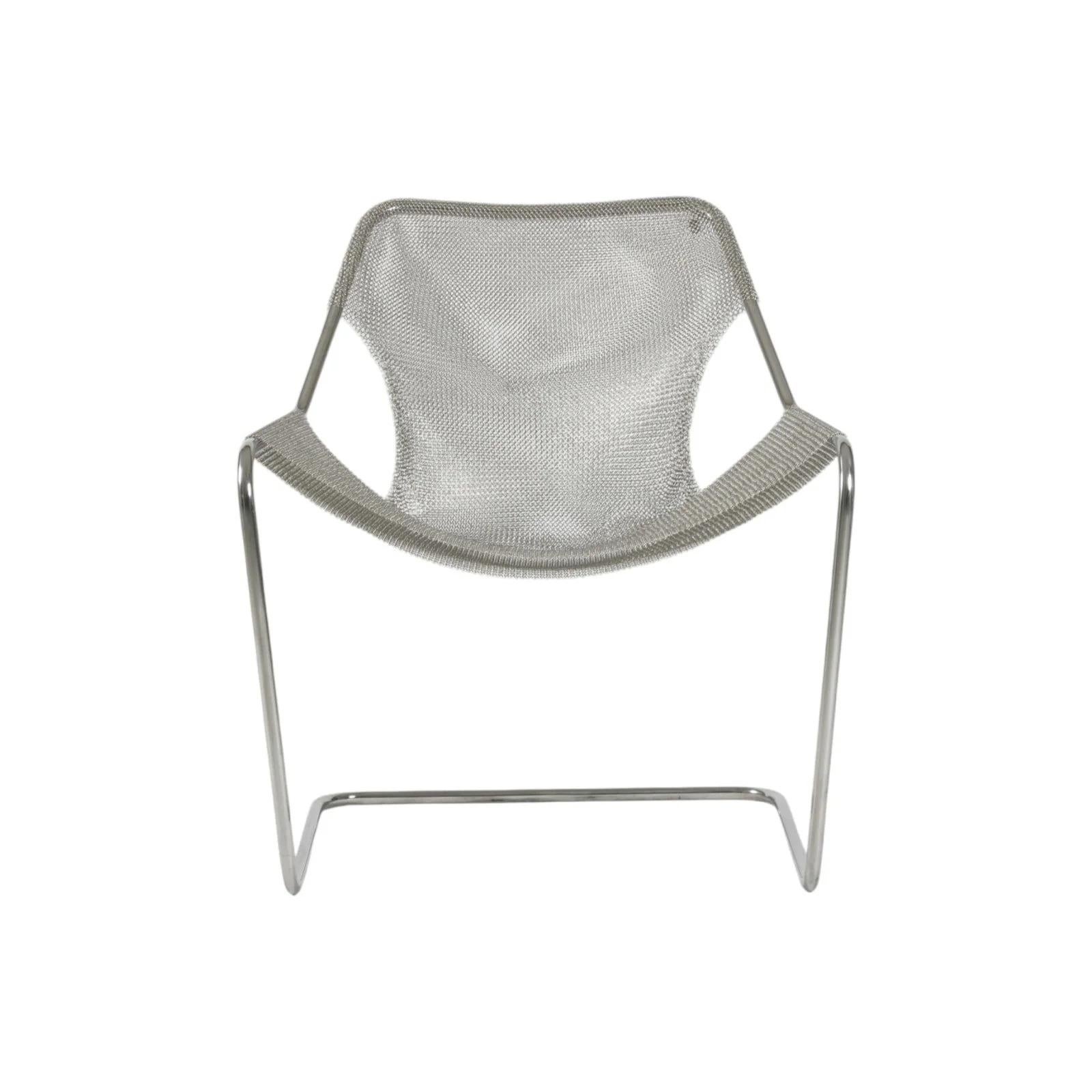 A cult chair designed by Paulo Mendes da Rocha, one of the great masters of architecture, declined in a Mesh version, all steel. Very comfortable, the Paulistano is a design classic with a timeless elegance. This 100% stainless steel version retains
